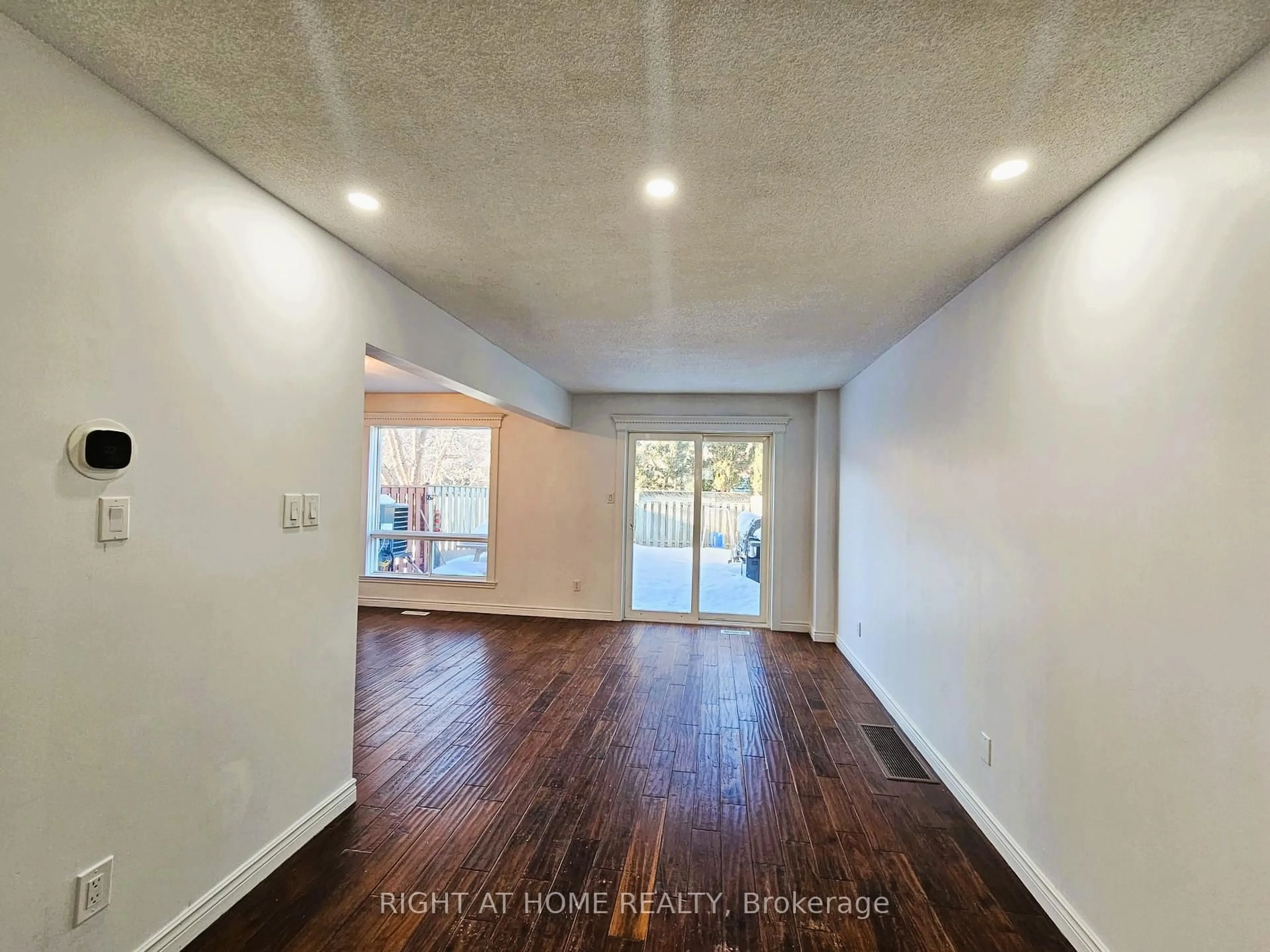 A pic of a room for 206 Fairwood Dr, Georgina Ontario L4P 3Y5