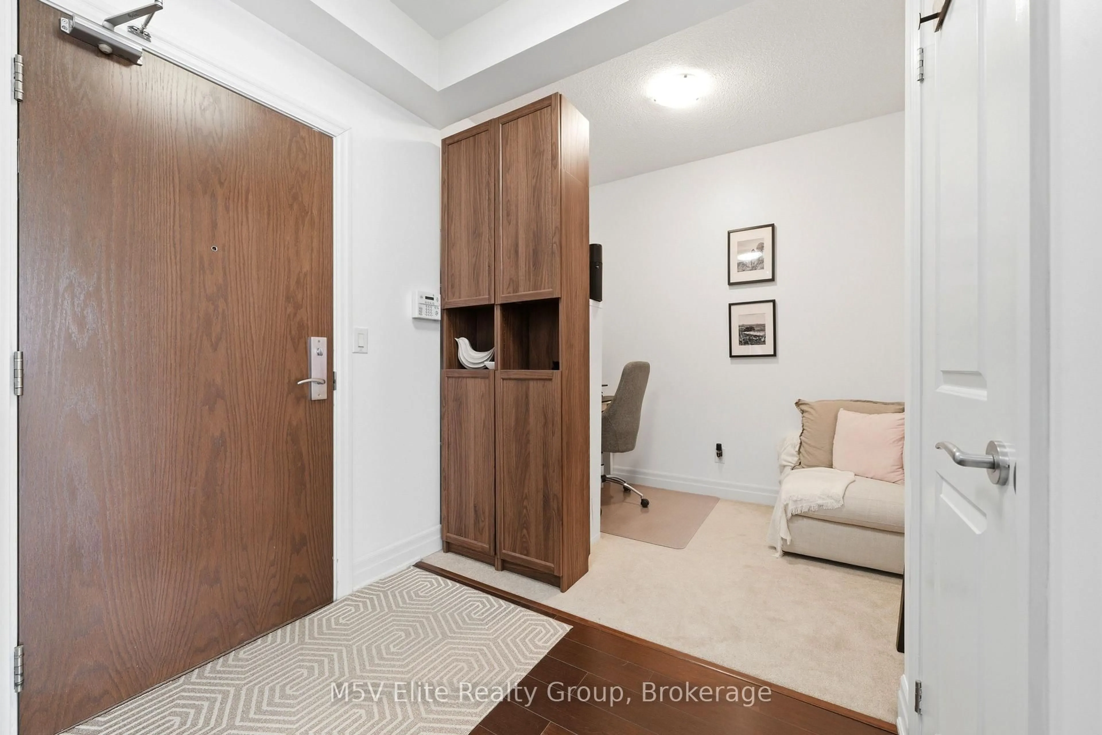 Indoor entryway for 111 Civic Square Gate #330, Aurora Ontario L4G 0S6