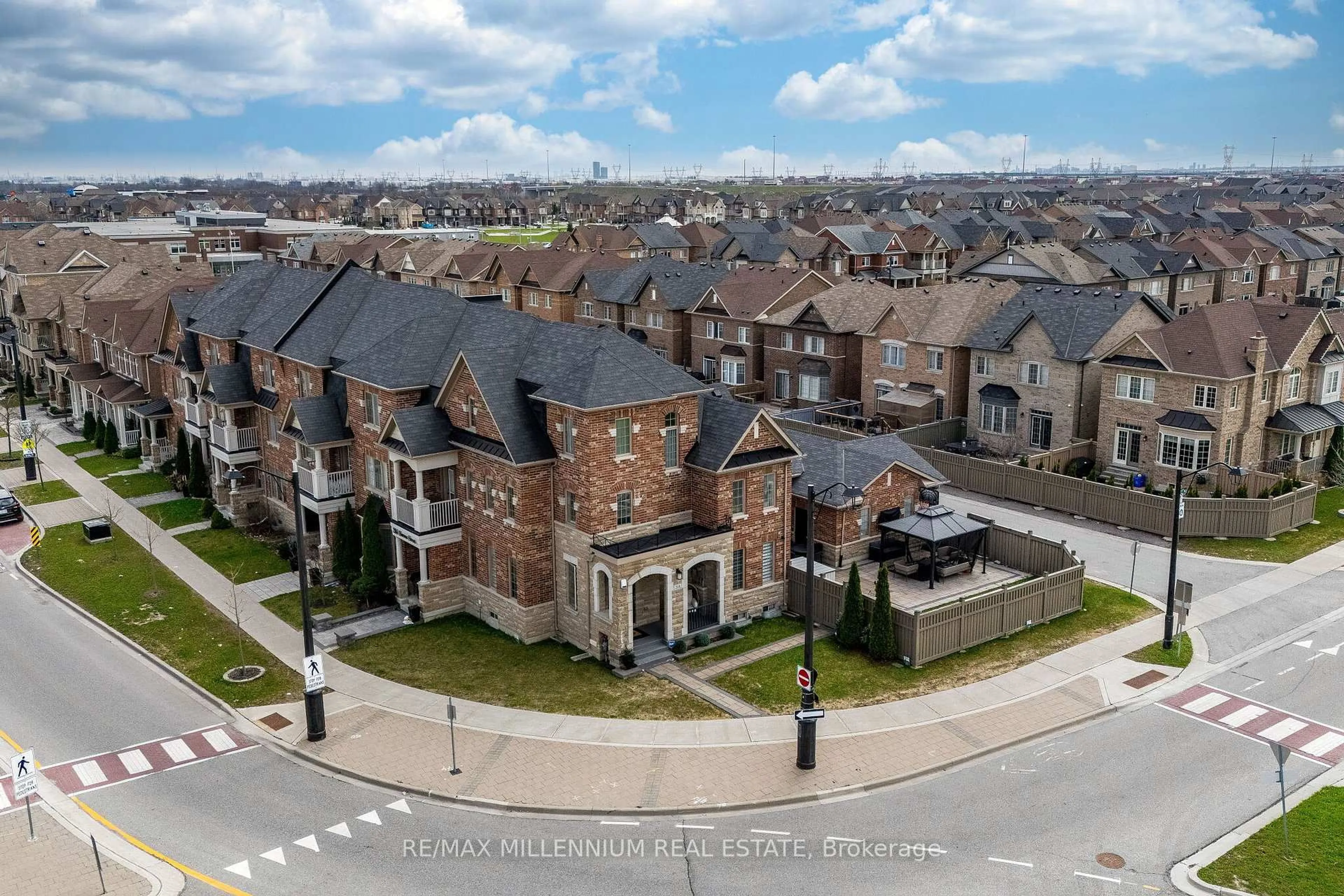 A pic from outside/outdoor area/front of a property/back of a property/a pic from drone, street for 288 Barons St, Vaughan Ontario L4H 3Z3