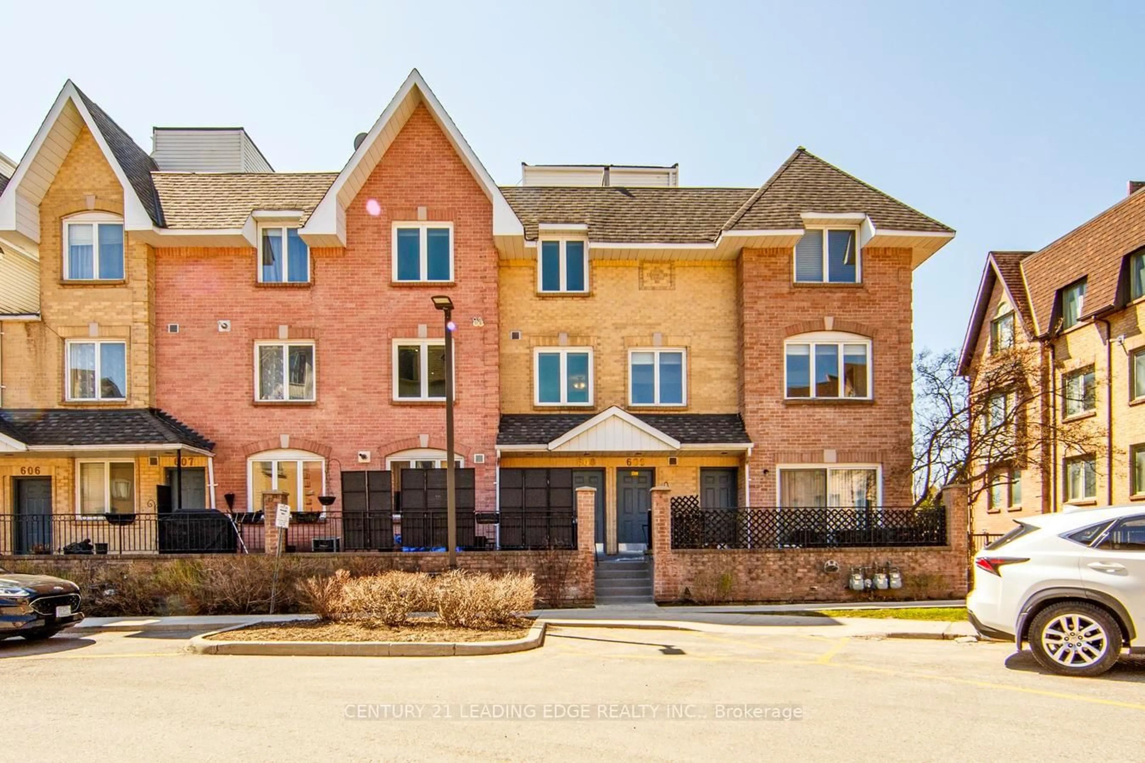 Home with brick exterior material, building for 75 Weldrick Rd #608, Richmond Hill Ontario L4C 0H9