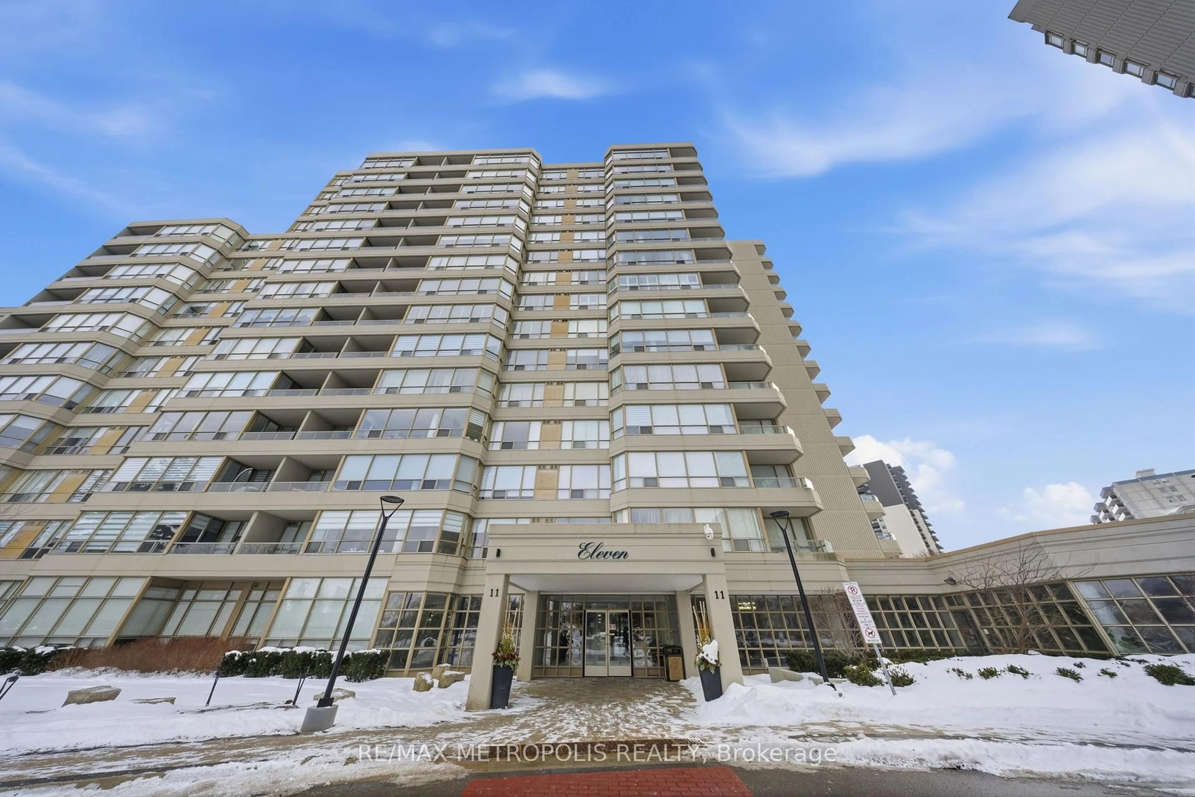 Indoor foyer for 11 Townsgate Dr #1501, Vaughan Ontario L4J 8G4