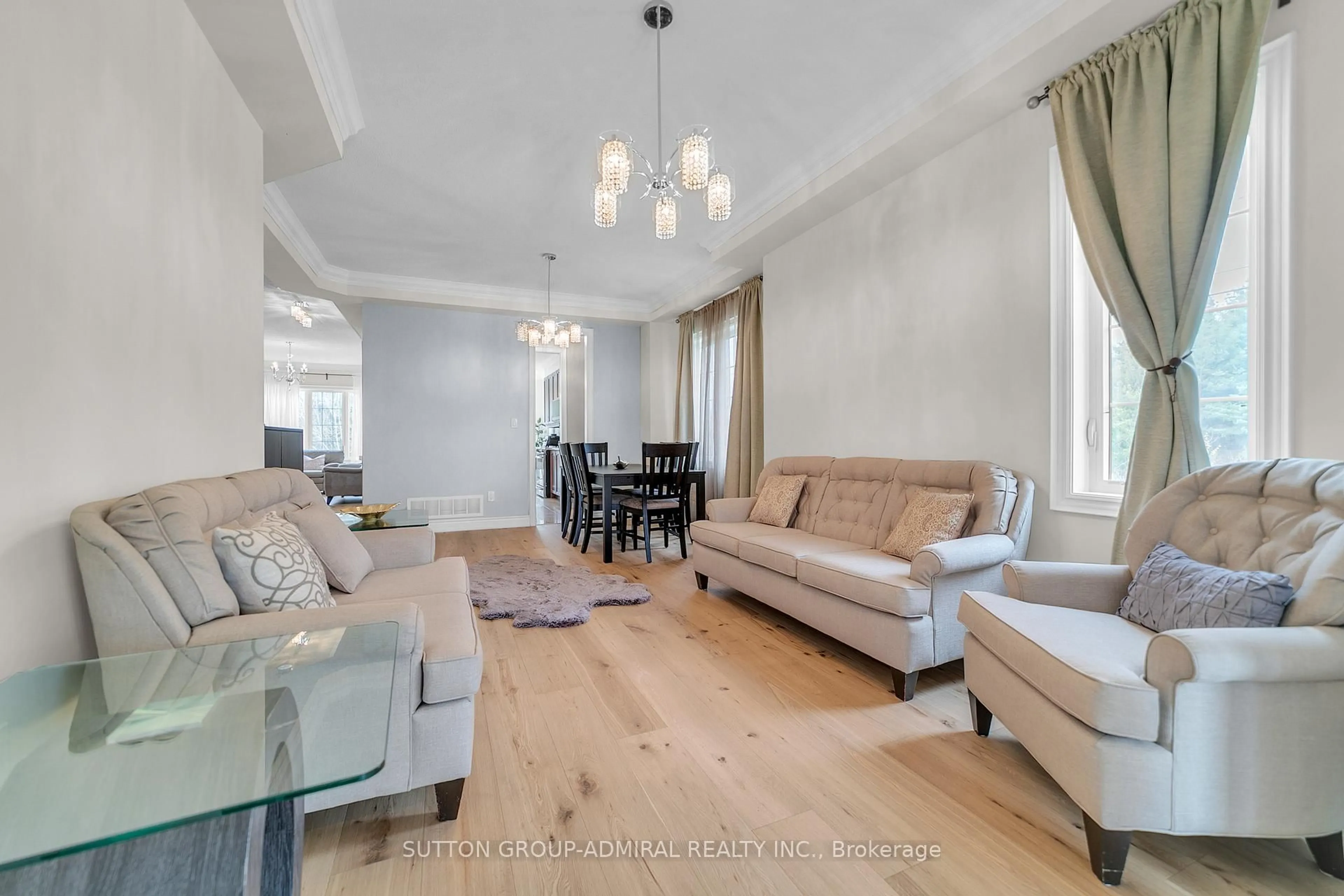 Living room with furniture, wood/laminate floor for 7 Gamble Glen Cres, Richmond Hill Ontario L4S 2T3