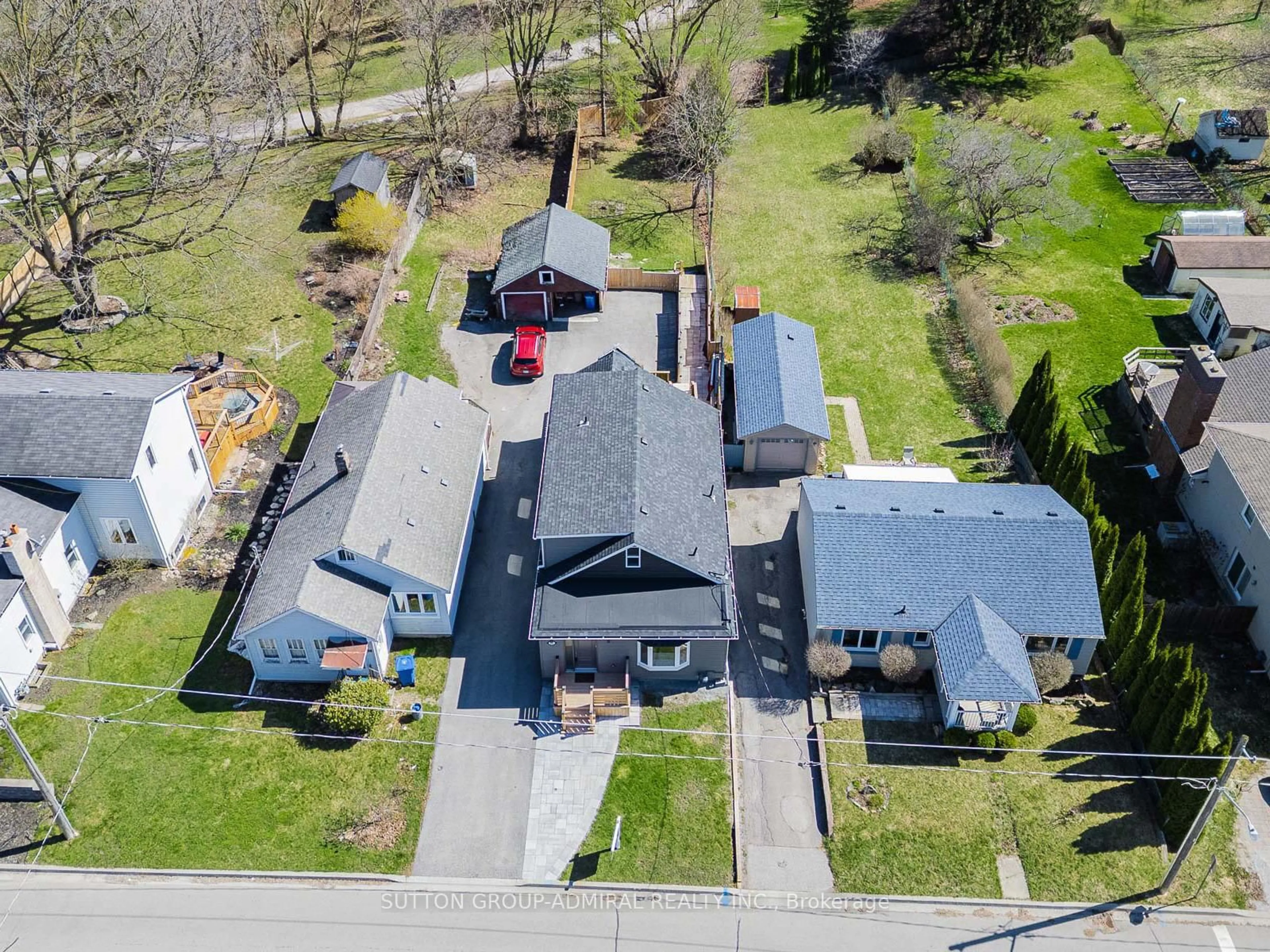 A pic from outside/outdoor area/front of a property/back of a property/a pic from drone, street for 408 Andrew St, Newmarket Ontario L3Y 1H4