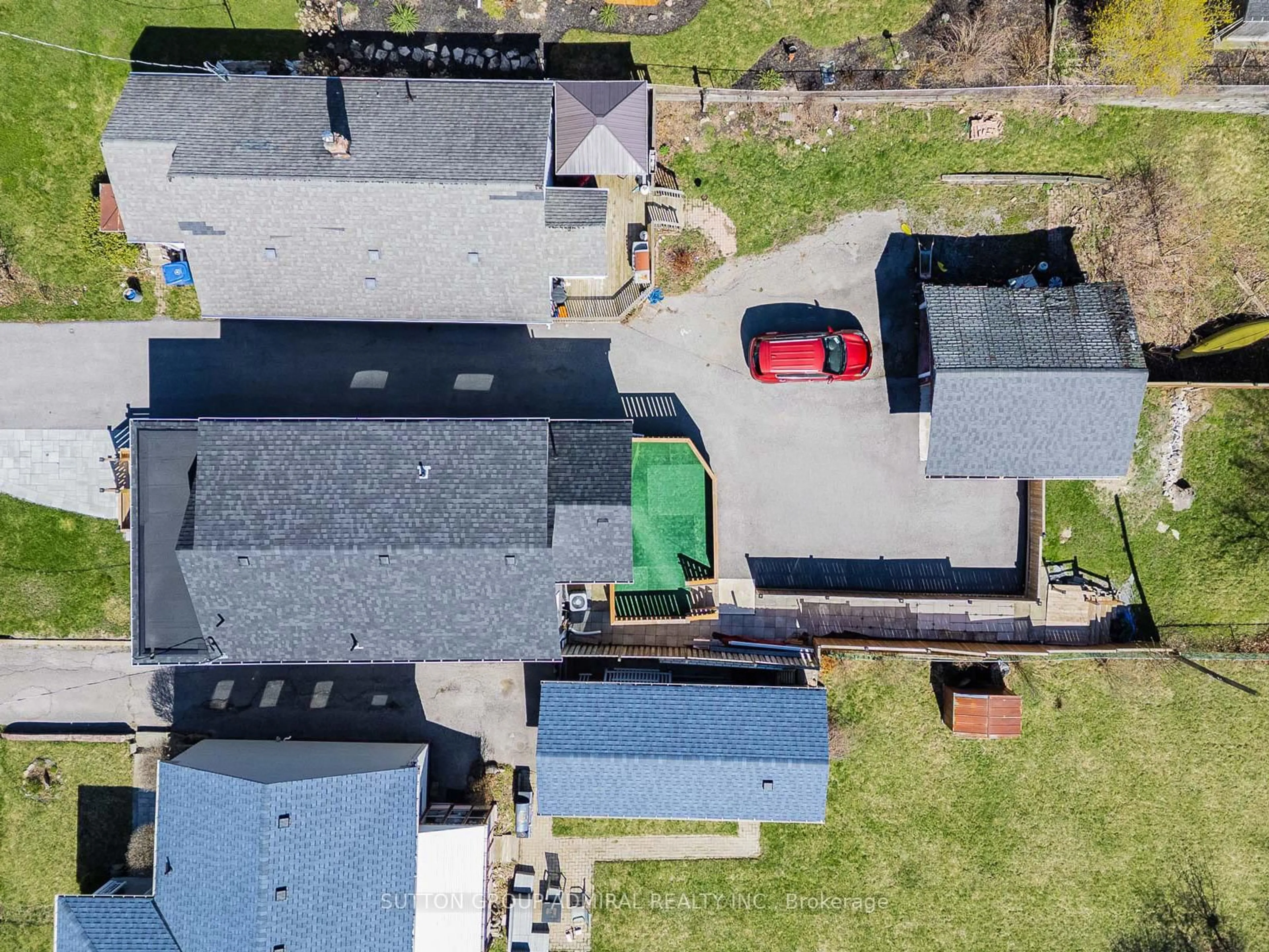 A pic from outside/outdoor area/front of a property/back of a property/a pic from drone, street for 408 Andrew St, Newmarket Ontario L3Y 1H4