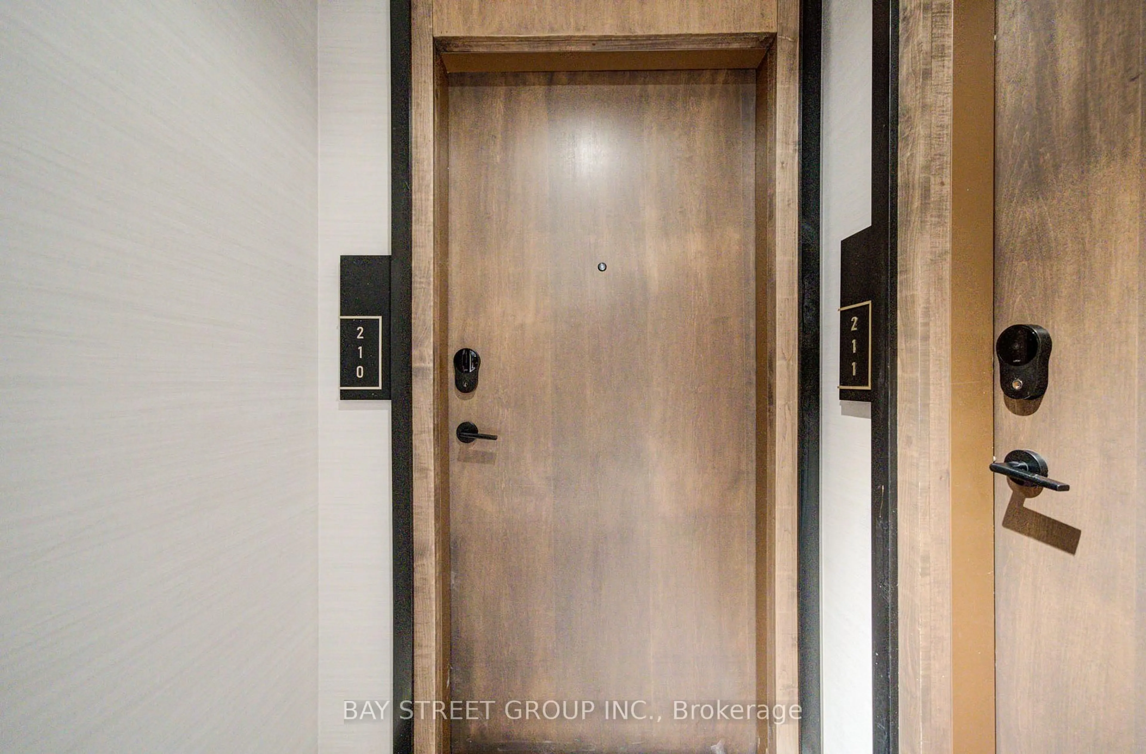 Indoor entryway for 120 Eagle Rock Way #210, Vaughan Ontario L6A 5C2