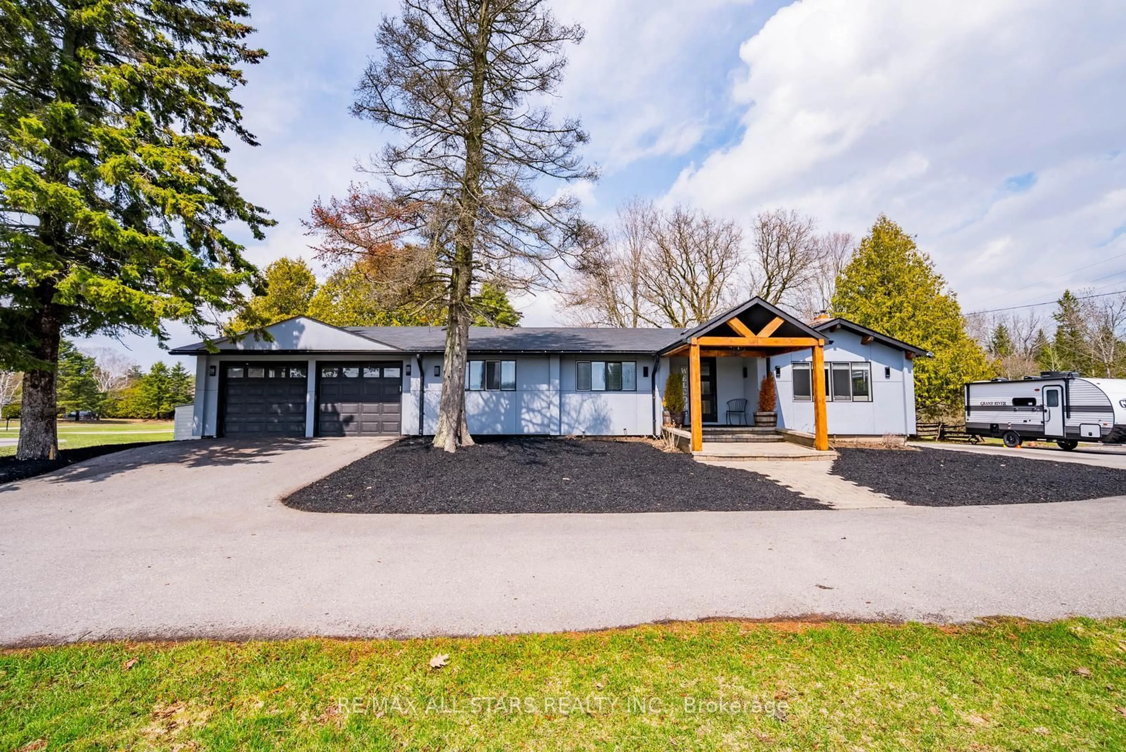 A pic from outside/outdoor area/front of a property/back of a property/a pic from drone, street for 5C Mill Run Gate, Uxbridge Ontario L0C 1A0