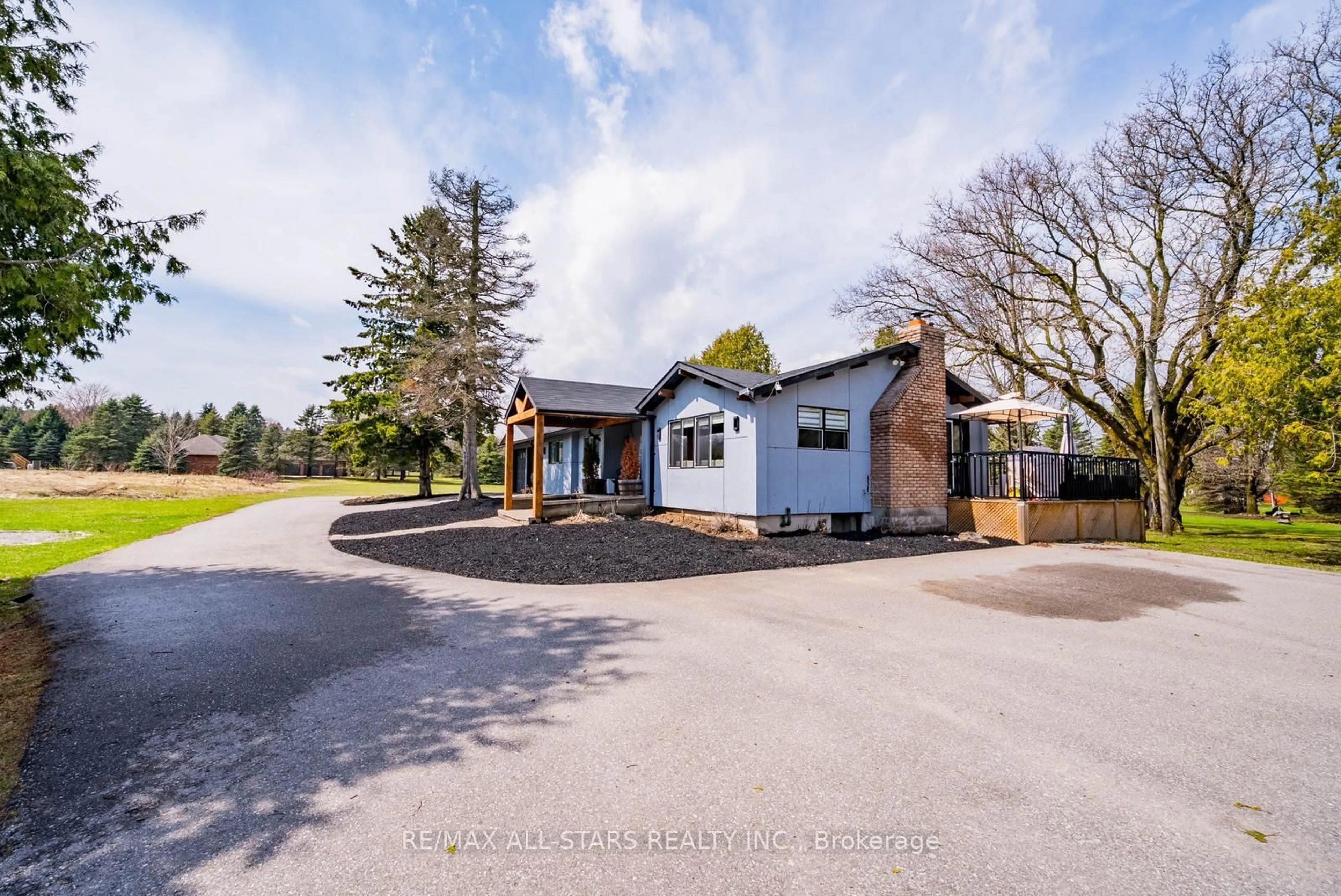 A pic from outside/outdoor area/front of a property/back of a property/a pic from drone, building for 5C Mill Run Gate, Uxbridge Ontario L0C 1A0