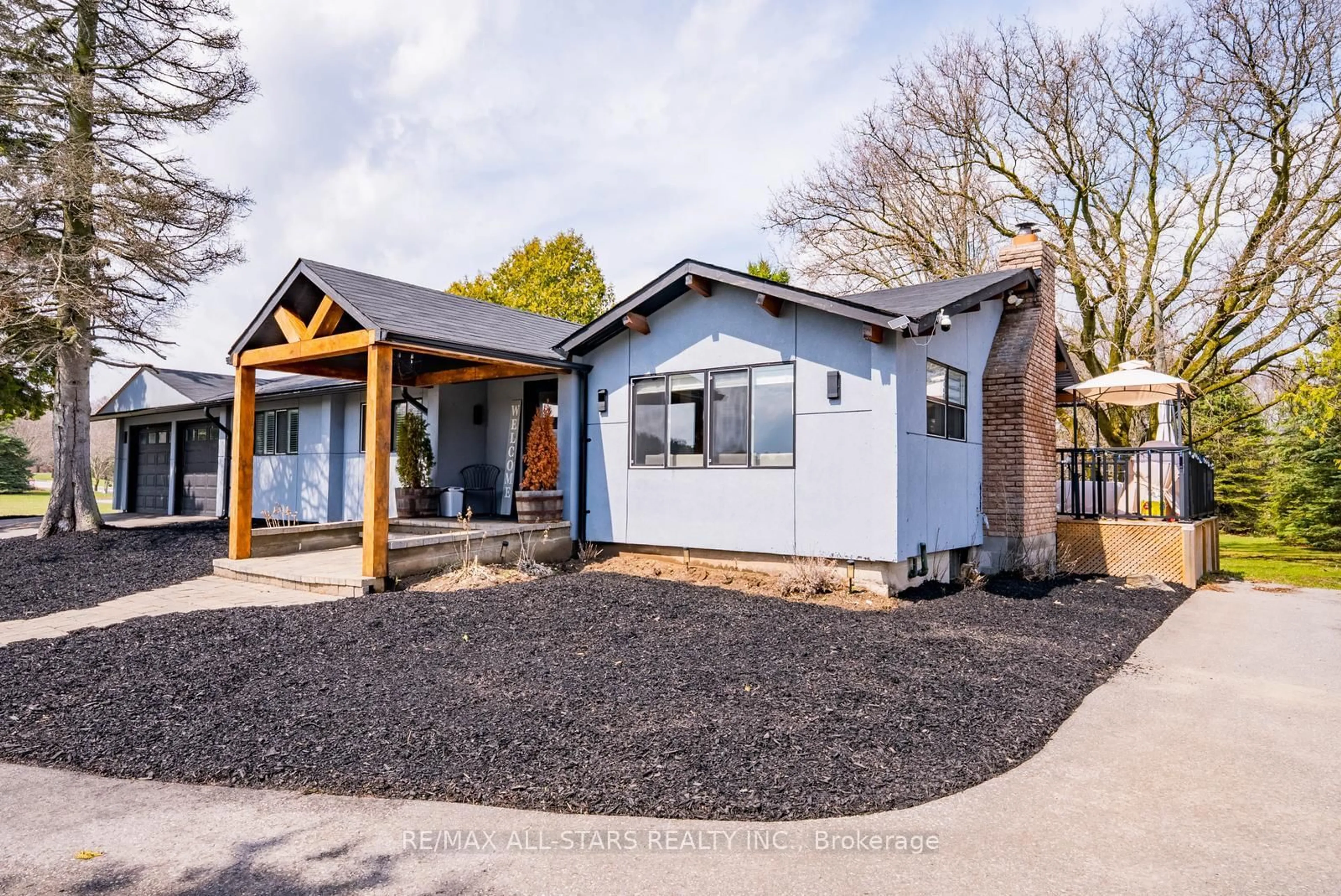 A pic from outside/outdoor area/front of a property/back of a property/a pic from drone, street for 5C Mill Run Gate, Uxbridge Ontario L0C 1A0