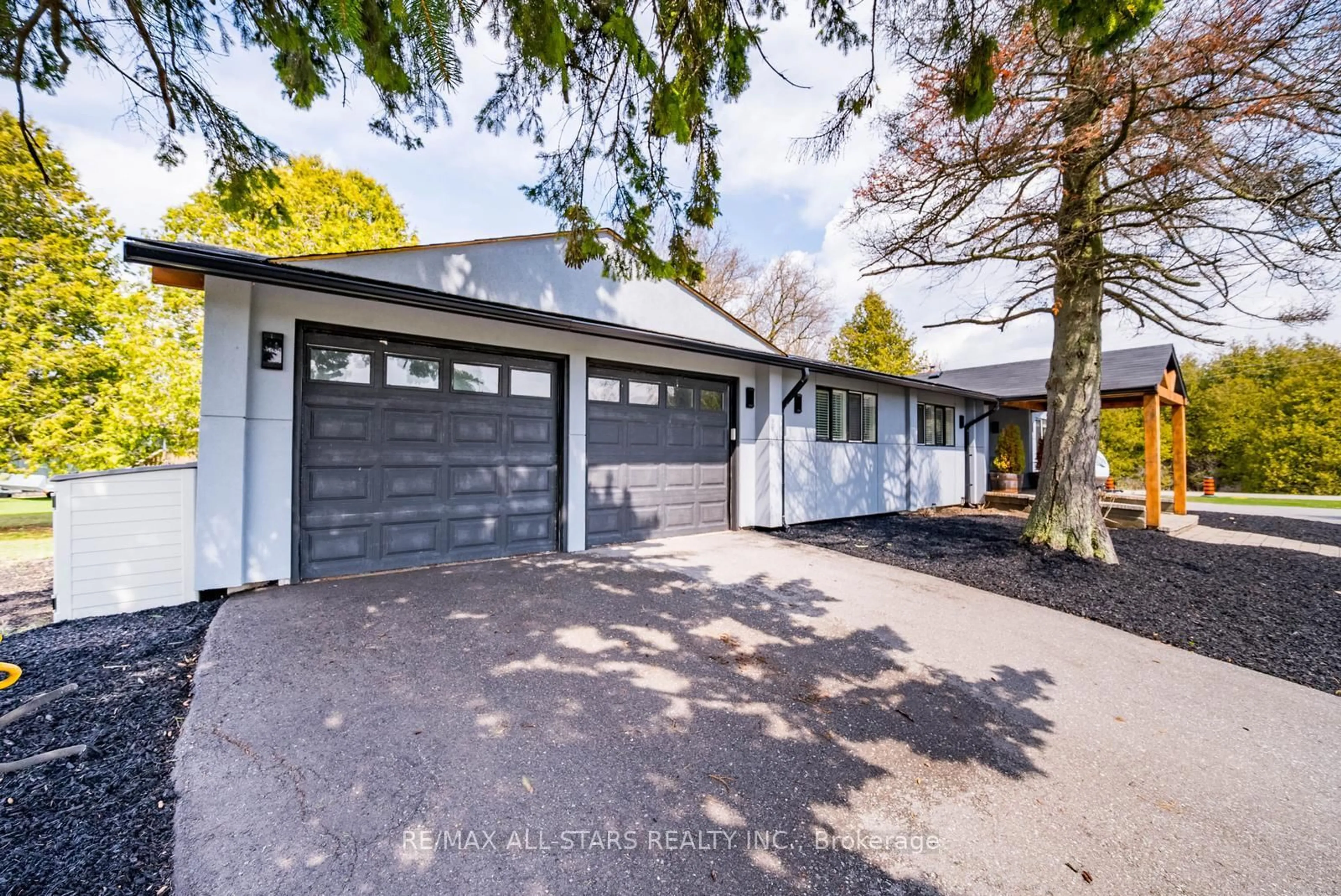 A pic from outside/outdoor area/front of a property/back of a property/a pic from drone, street for 5C Mill Run Gate, Uxbridge Ontario L0C 1A0
