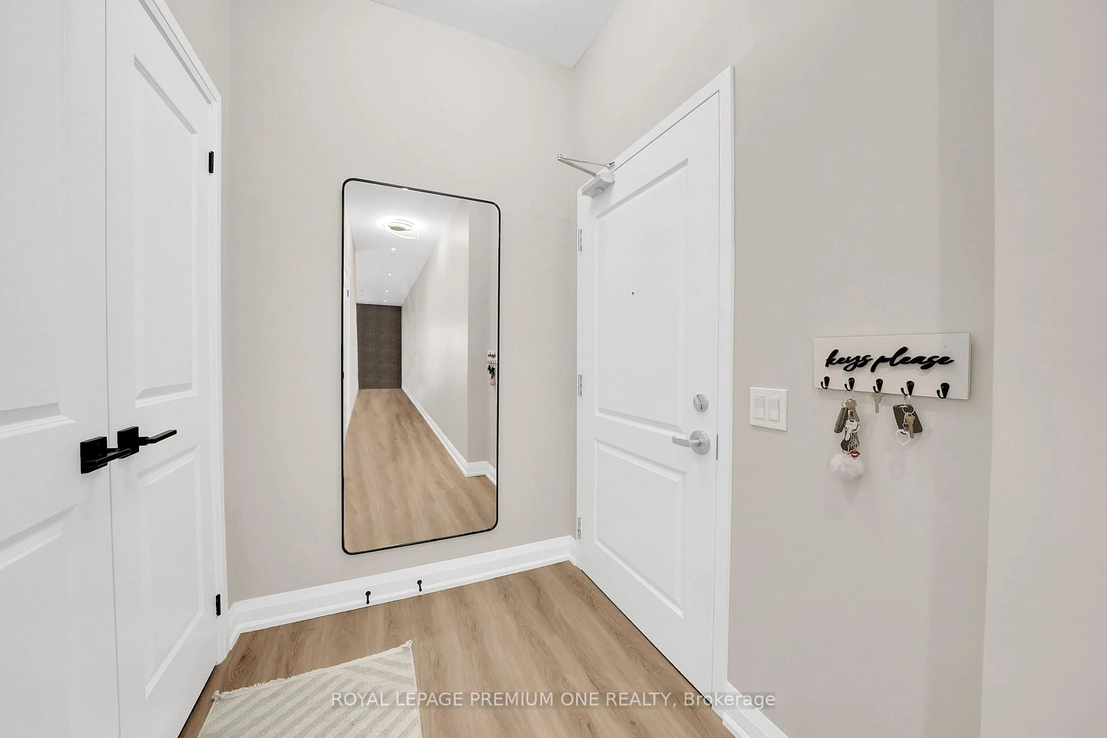 Indoor entryway for 5917 Main St #805, Whitchurch-Stouffville Ontario L4A 5G4