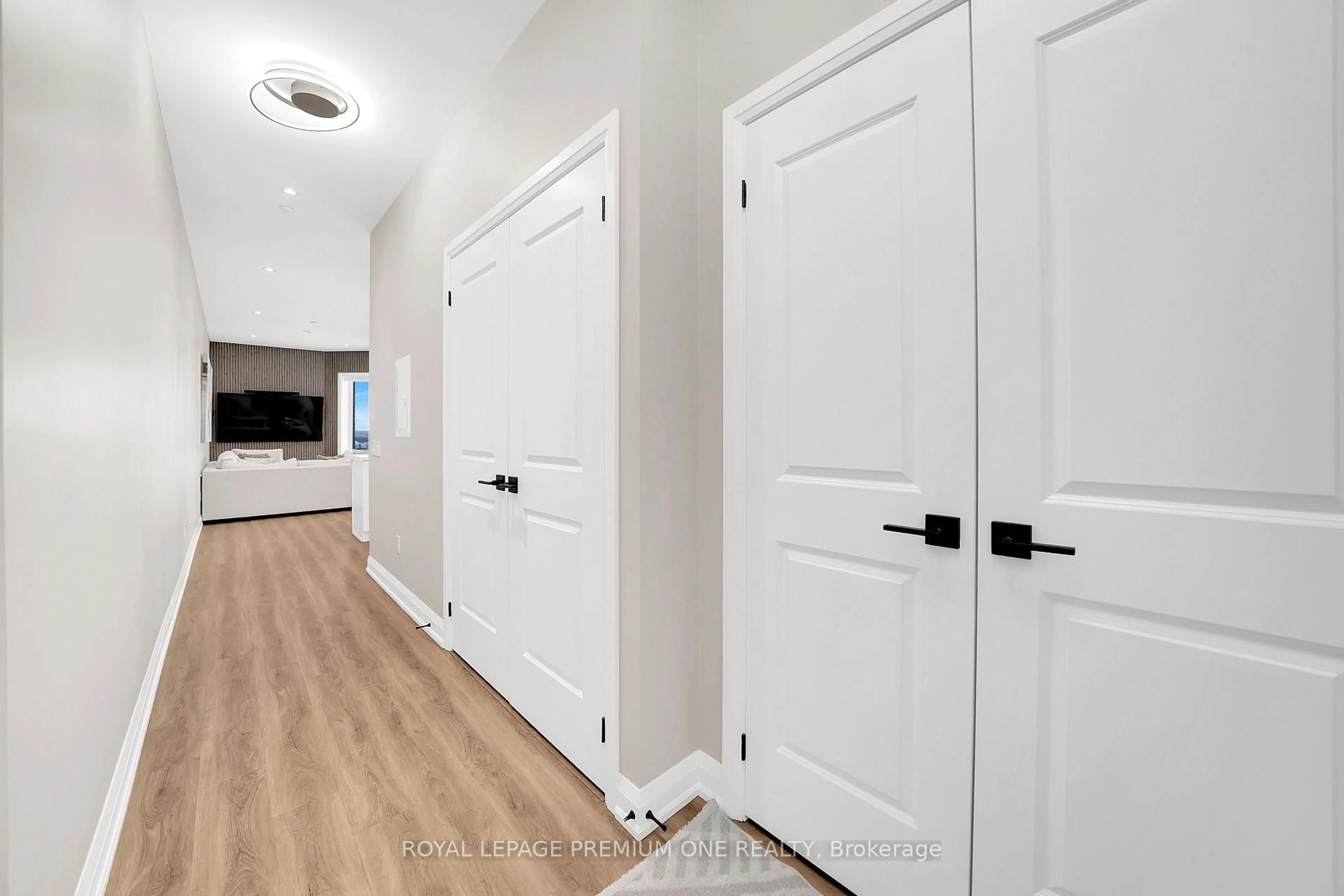 Indoor entryway for 5917 Main St #805, Whitchurch-Stouffville Ontario L4A 5G4