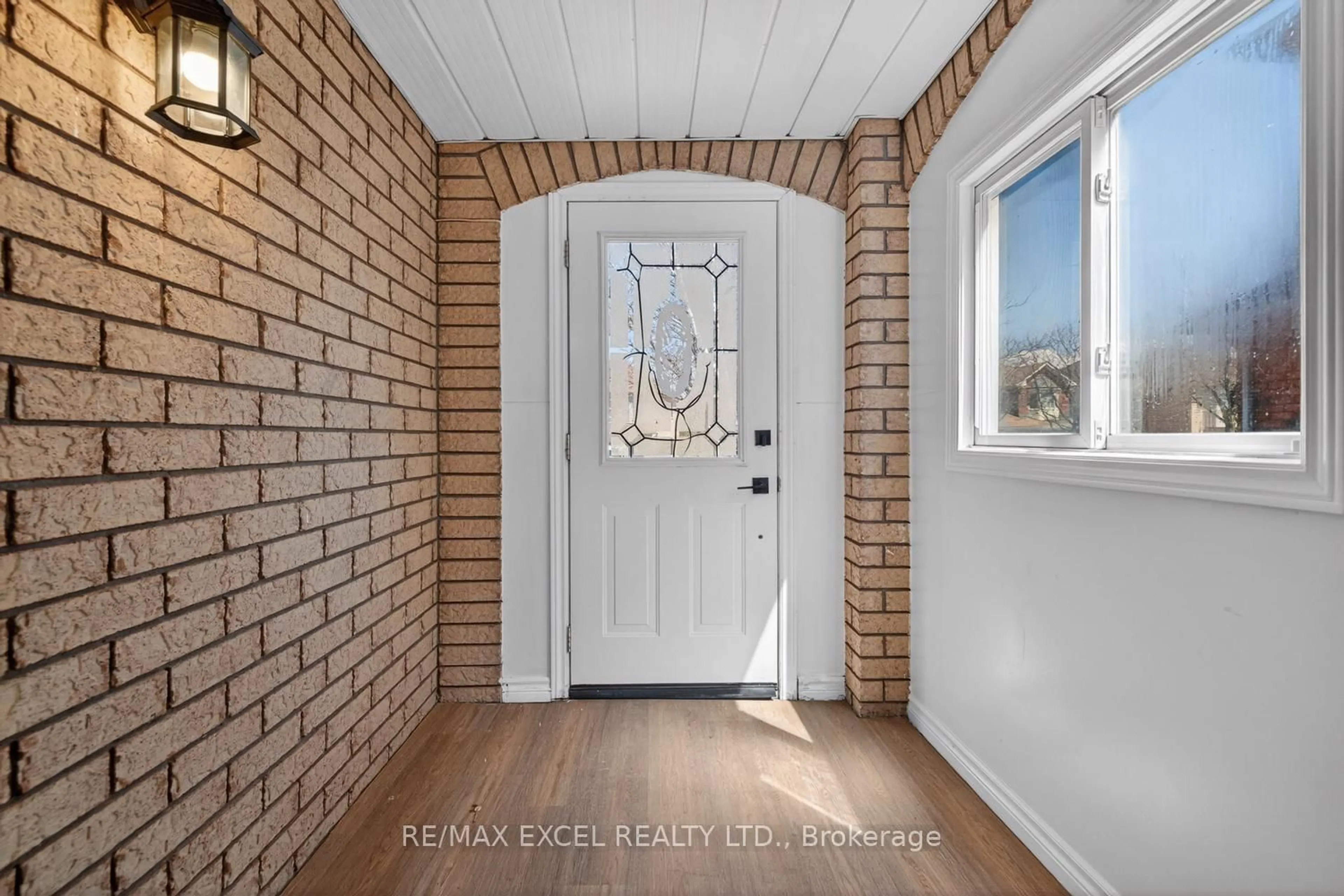 Indoor entryway for 112 October Lane, Aurora Ontario L4G 6Z8