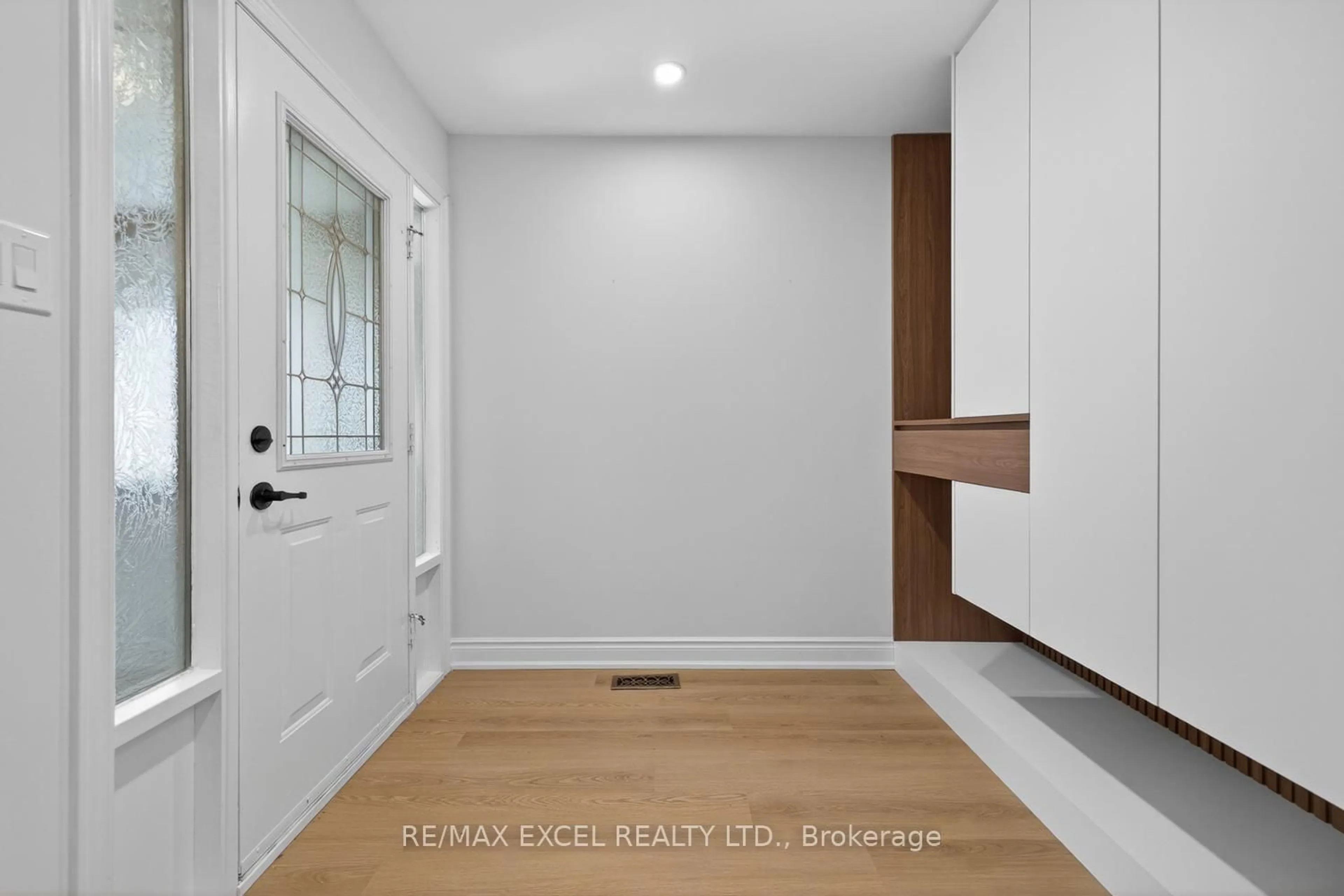 Indoor entryway for 112 October Lane, Aurora Ontario L4G 6Z8