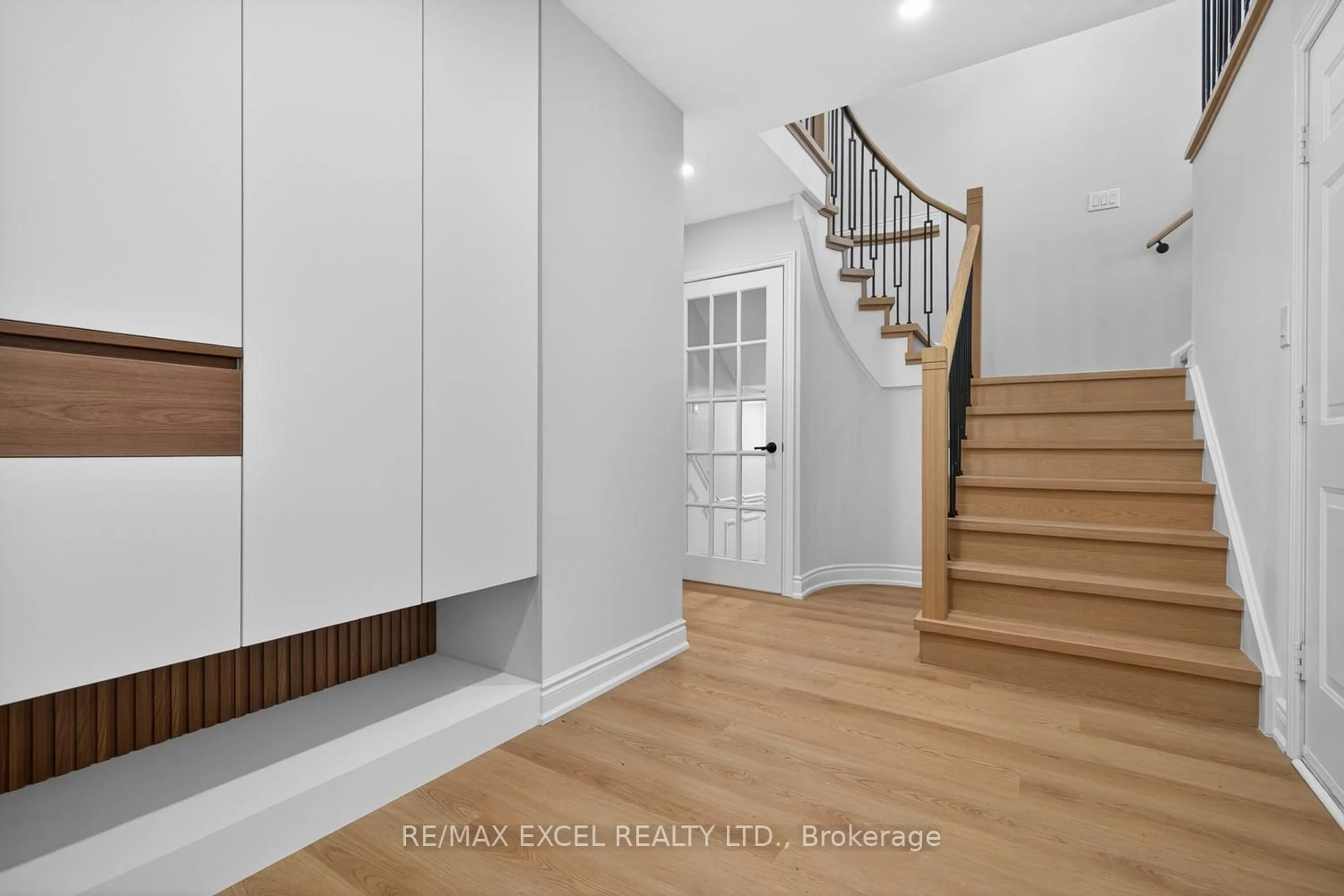 Indoor entryway for 112 October Lane, Aurora Ontario L4G 6Z8