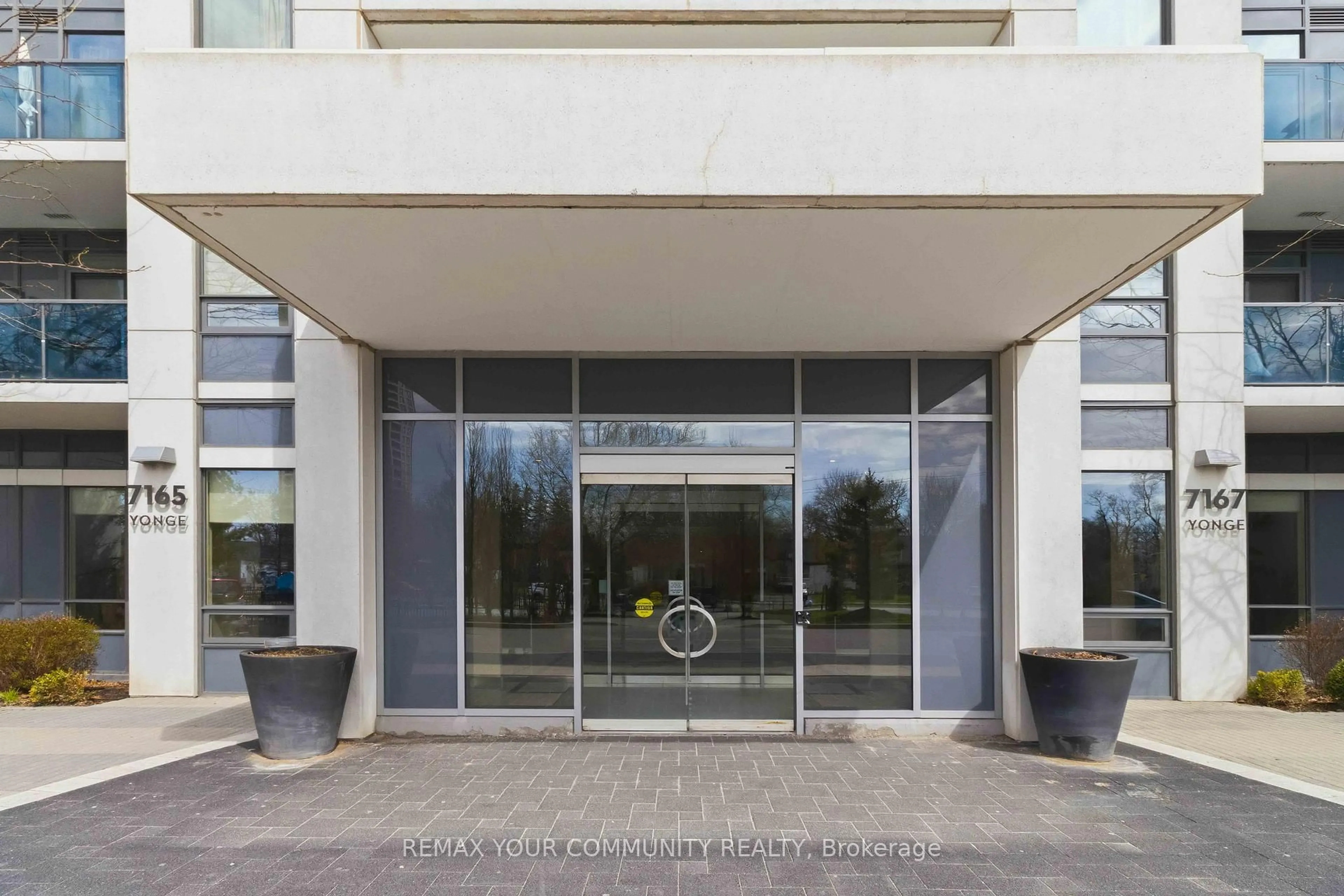 Indoor foyer for 7167 Yonge St #418, Markham Ontario L3T 0E1