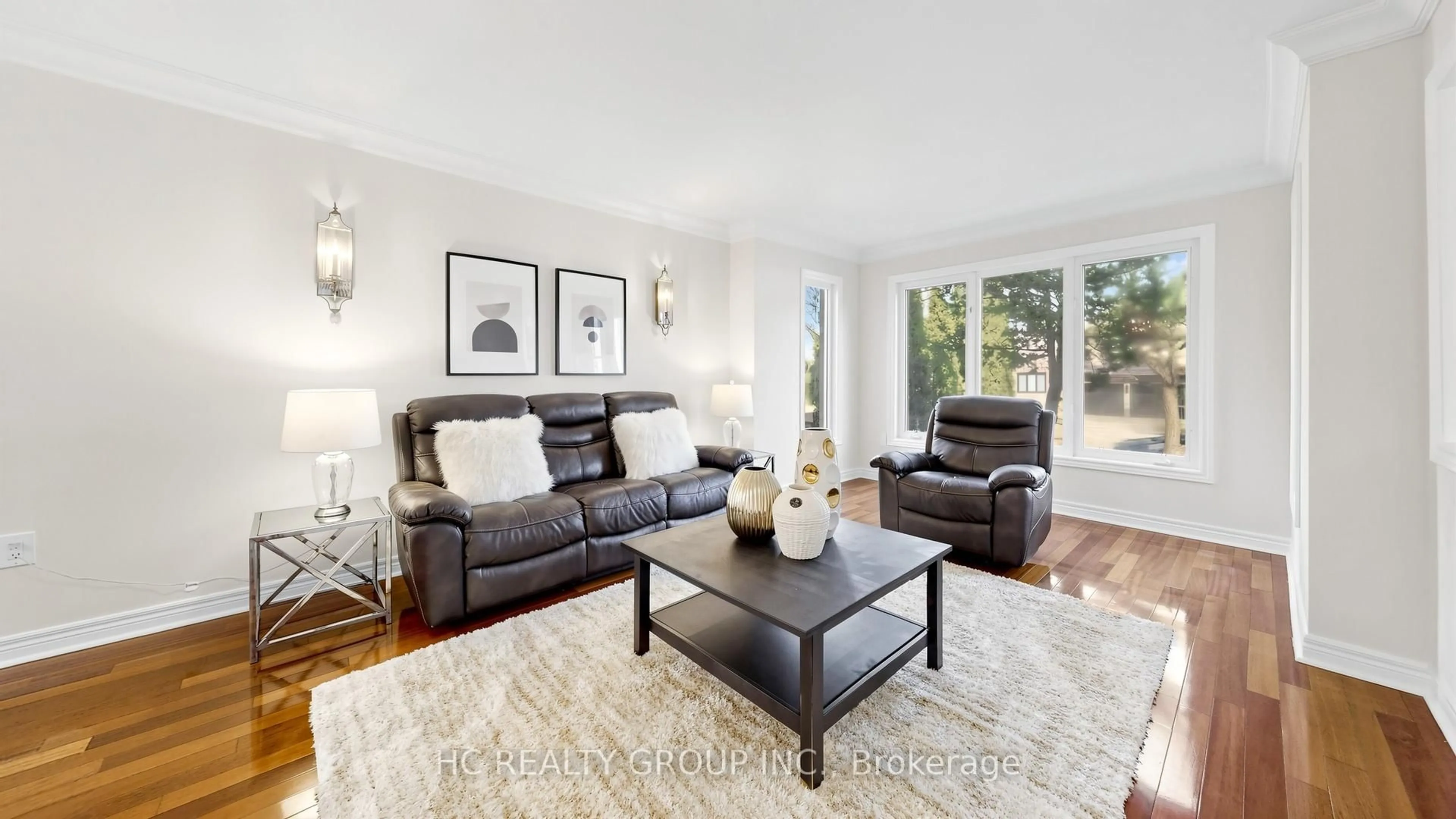 Living room with furniture, unknown for 23 Brookeview Dr, Aurora Ontario L4G 6N1