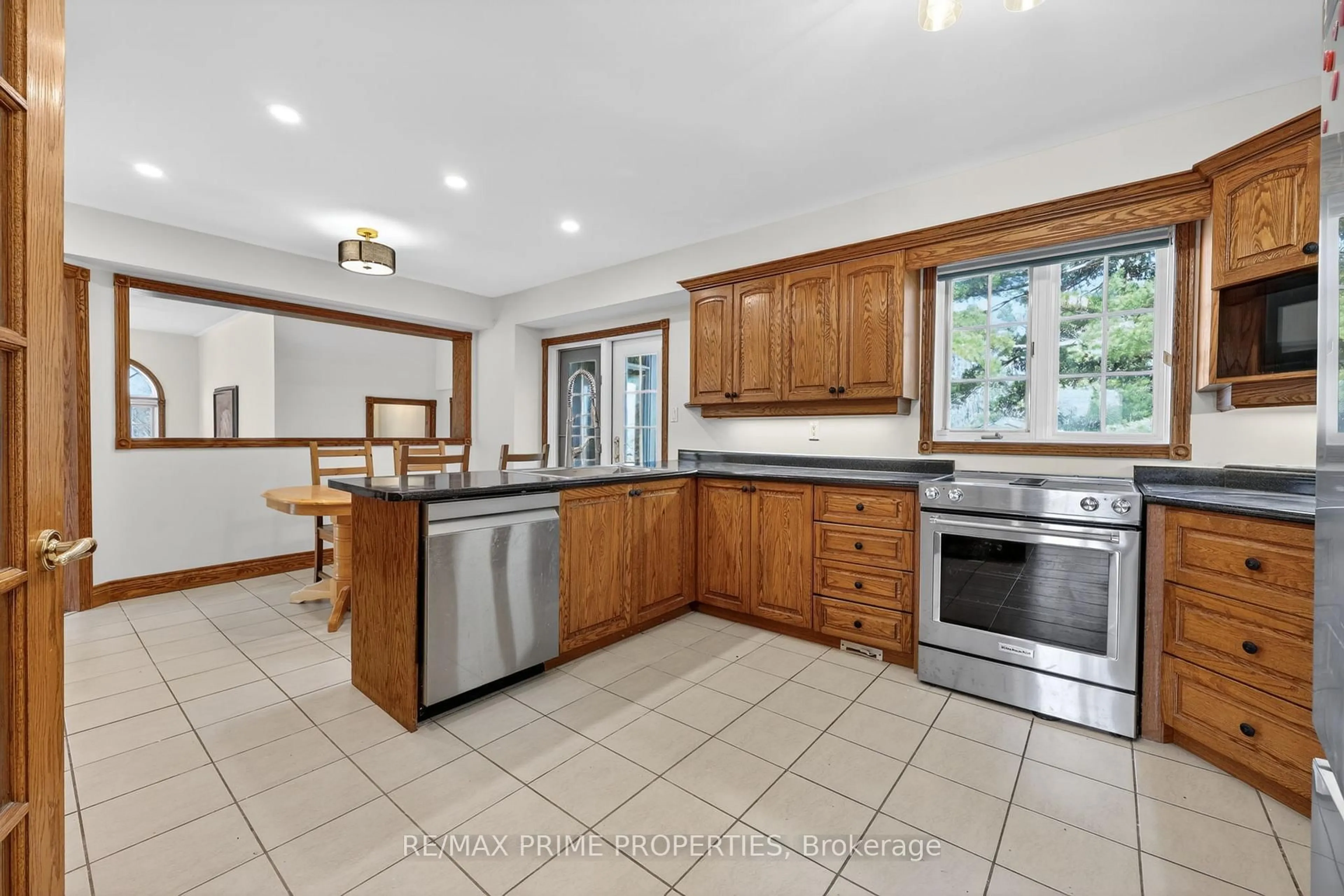 Open concept kitchen, ceramic/tile floor for 3016 Cole Rd, East Gwillimbury Ontario L0G 1R0