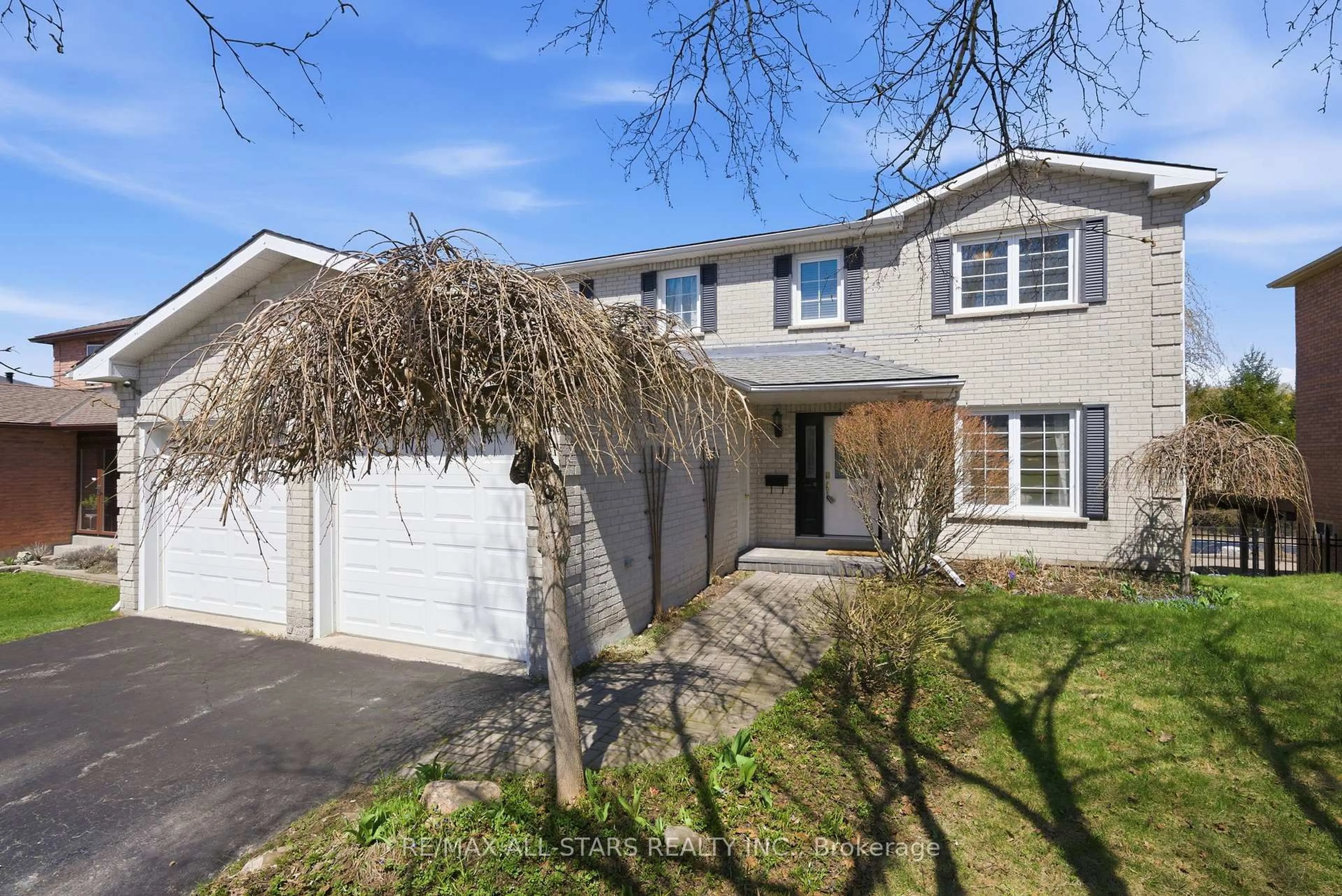 A pic from outside/outdoor area/front of a property/back of a property/a pic from drone, street for 923 Leslie Valley Dr, Newmarket Ontario L3Y 7G3