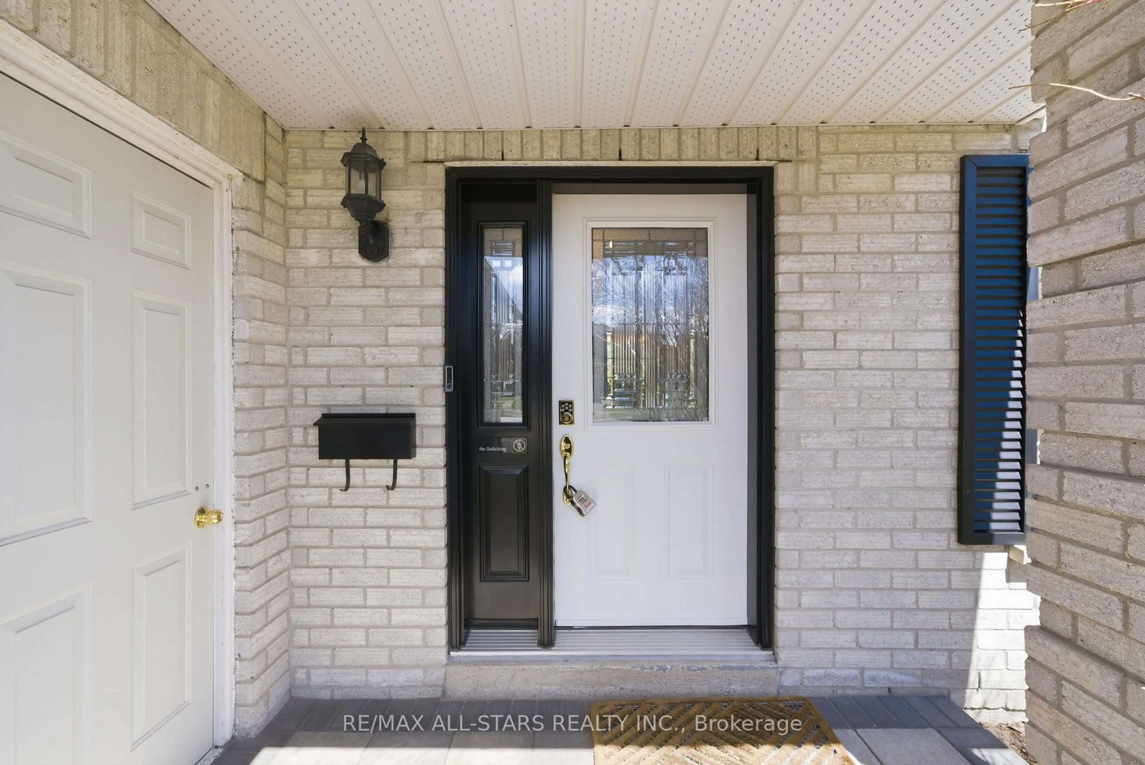 Indoor entryway for 923 Leslie Valley Dr, Newmarket Ontario L3Y 7G3