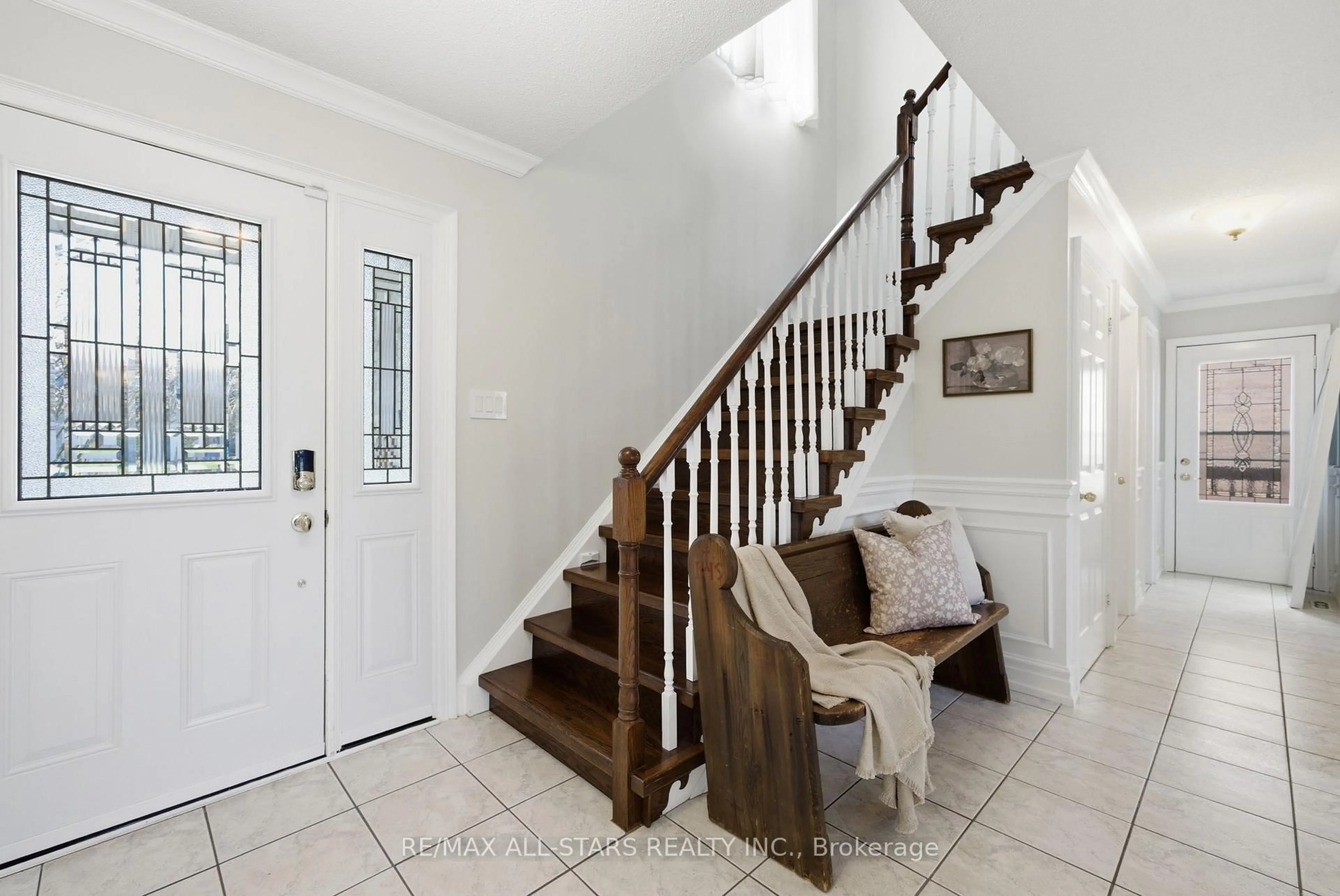 Indoor entryway for 923 Leslie Valley Dr, Newmarket Ontario L3Y 7G3