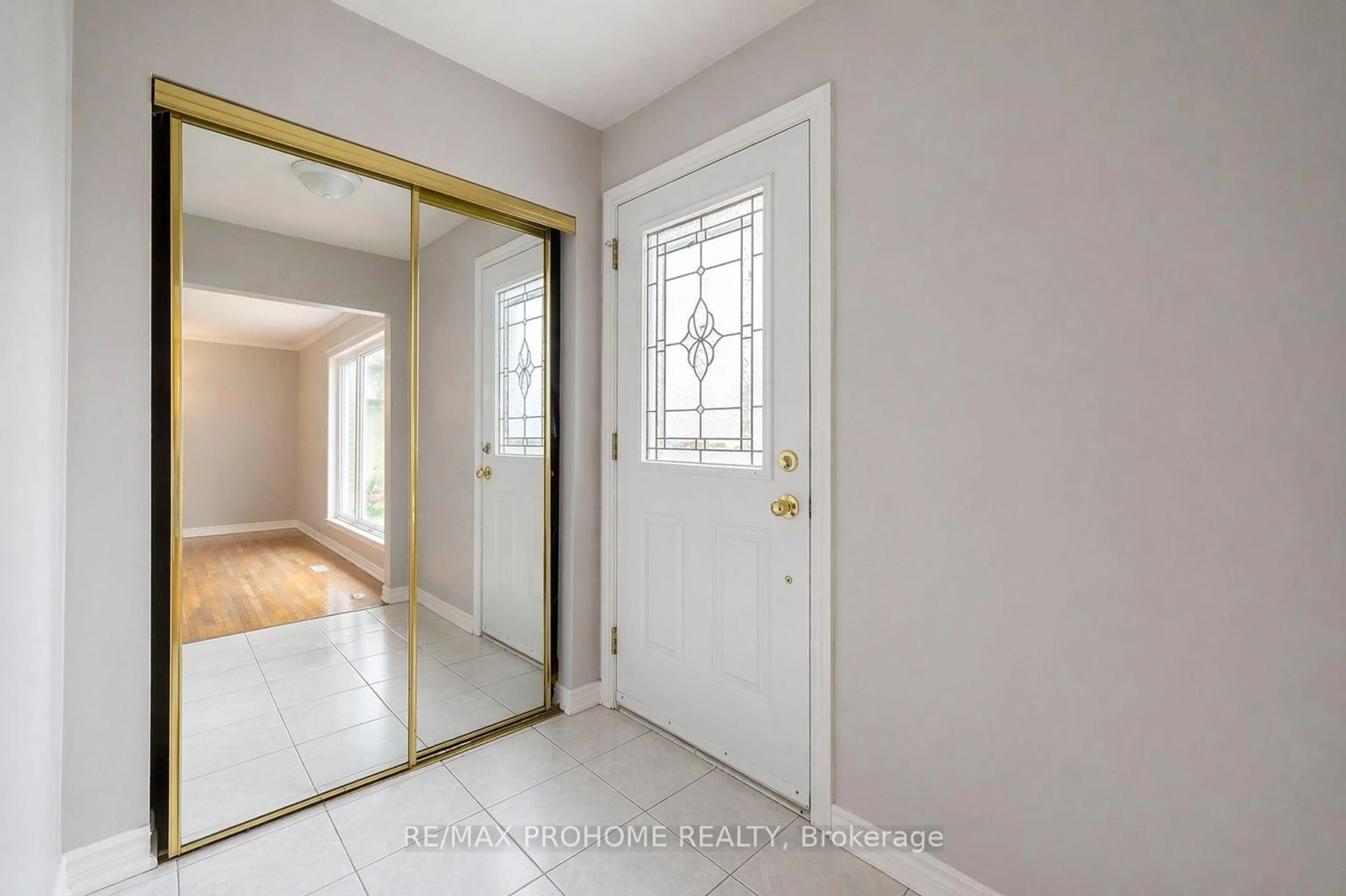 Indoor entryway for 157 Fitzgerald Ave, Markham Ontario L3R 1R7