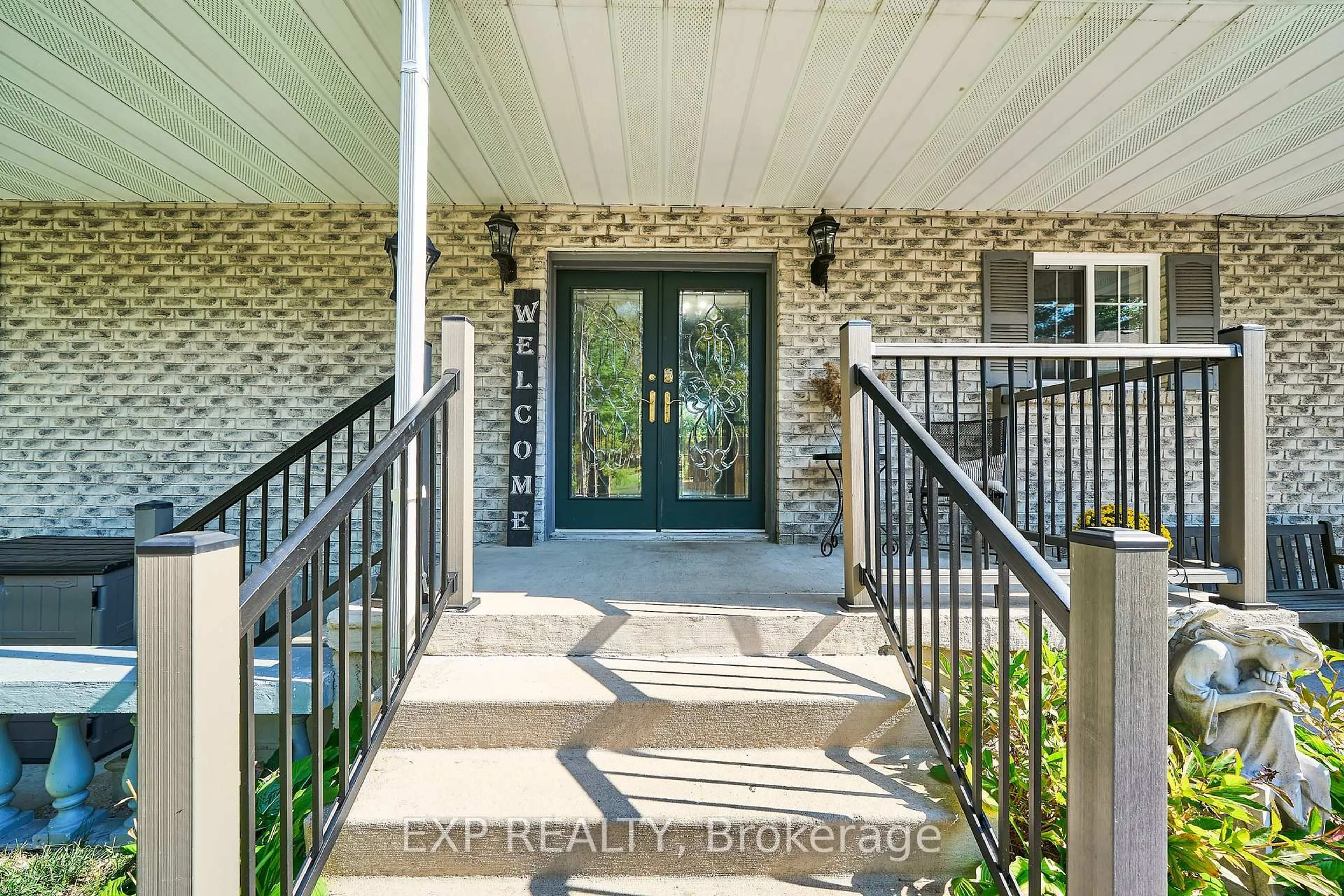 Indoor entryway for 9 Hilda Ave, Uxbridge Ontario L9P 1R2