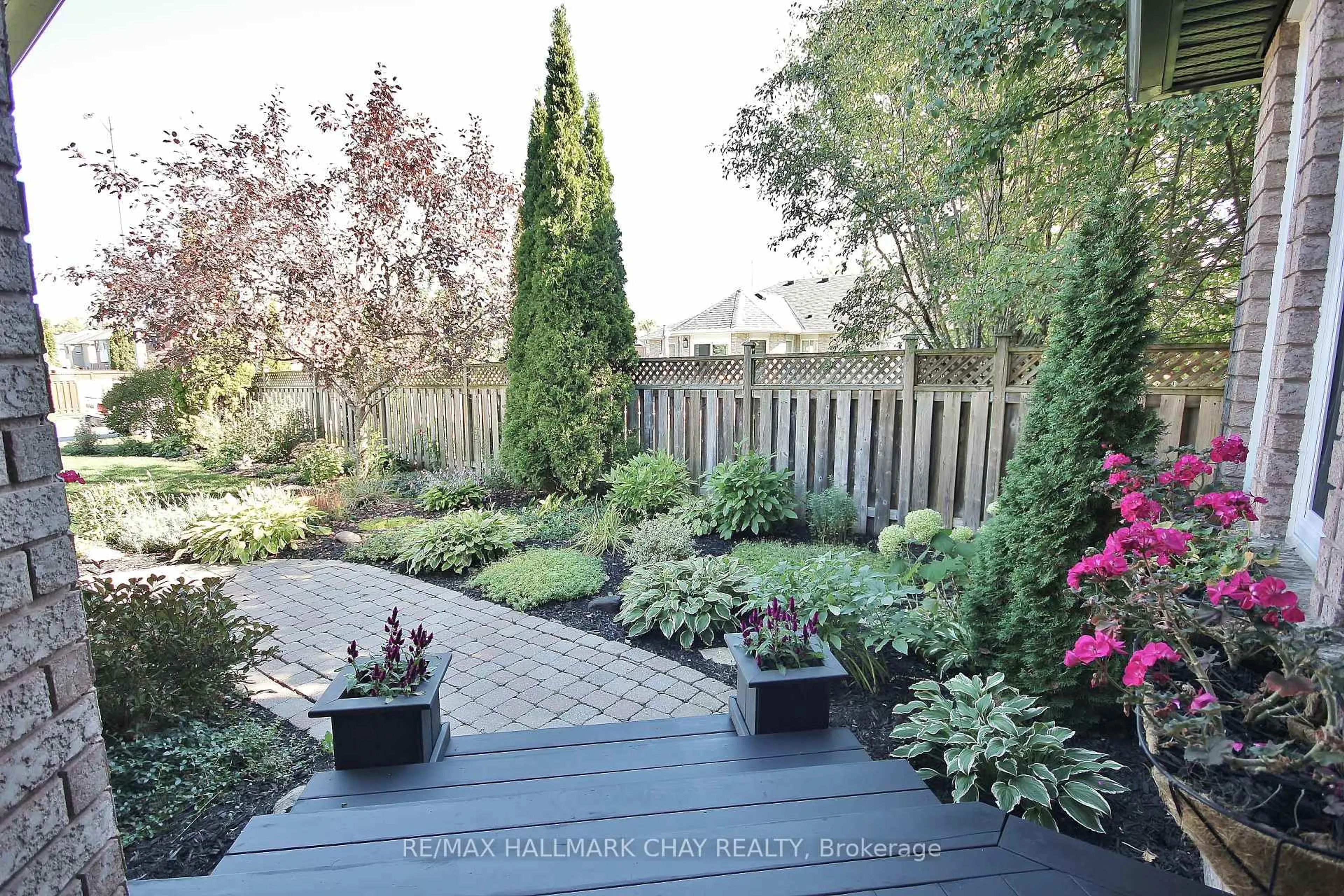 Patio, street for 1084 Winnifred Crt, Innisfil Ontario L9S 2B3