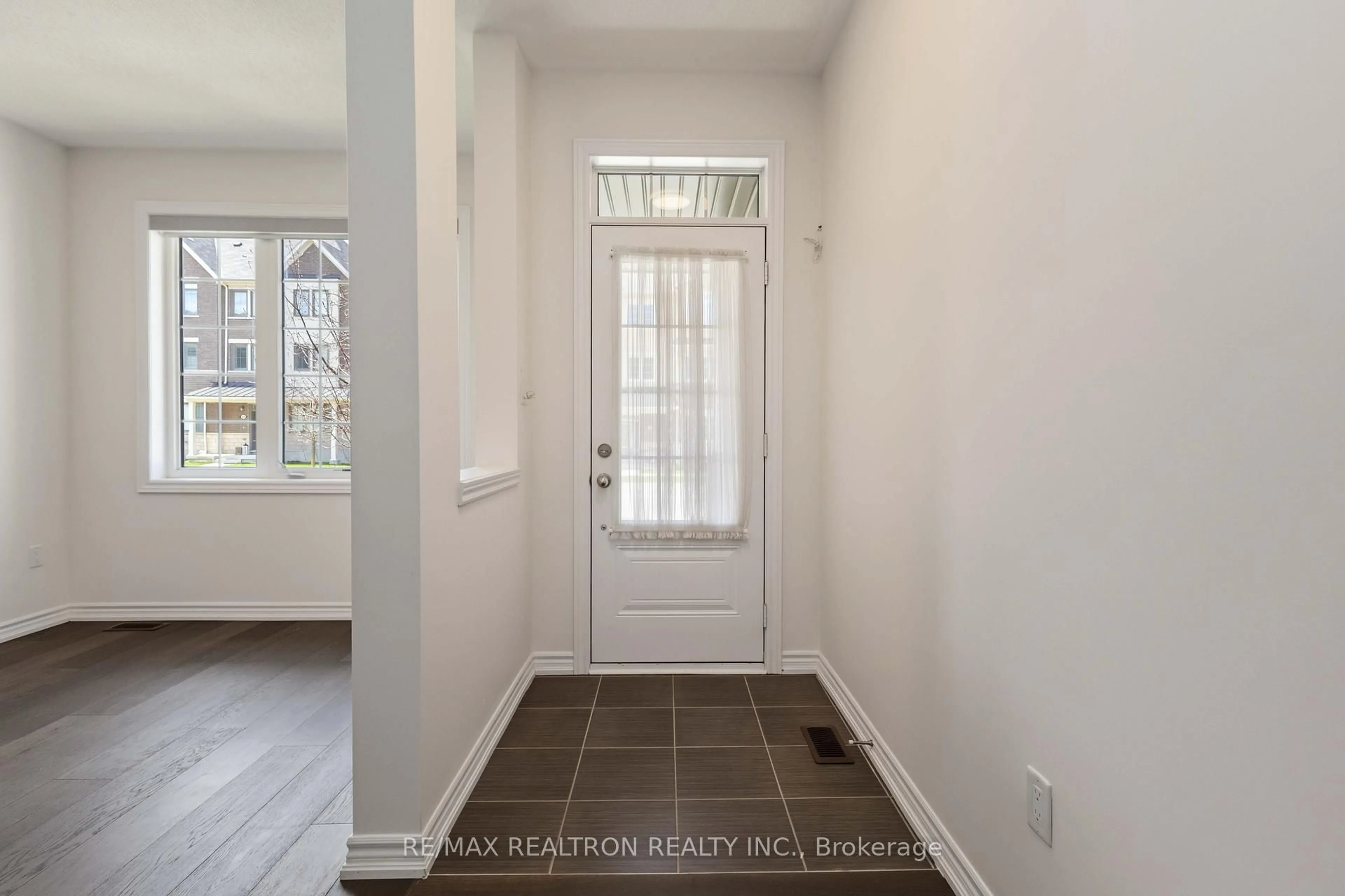 Indoor entryway for 89 Cornell Centre Blvd, Markham Ontario L6B 1P8