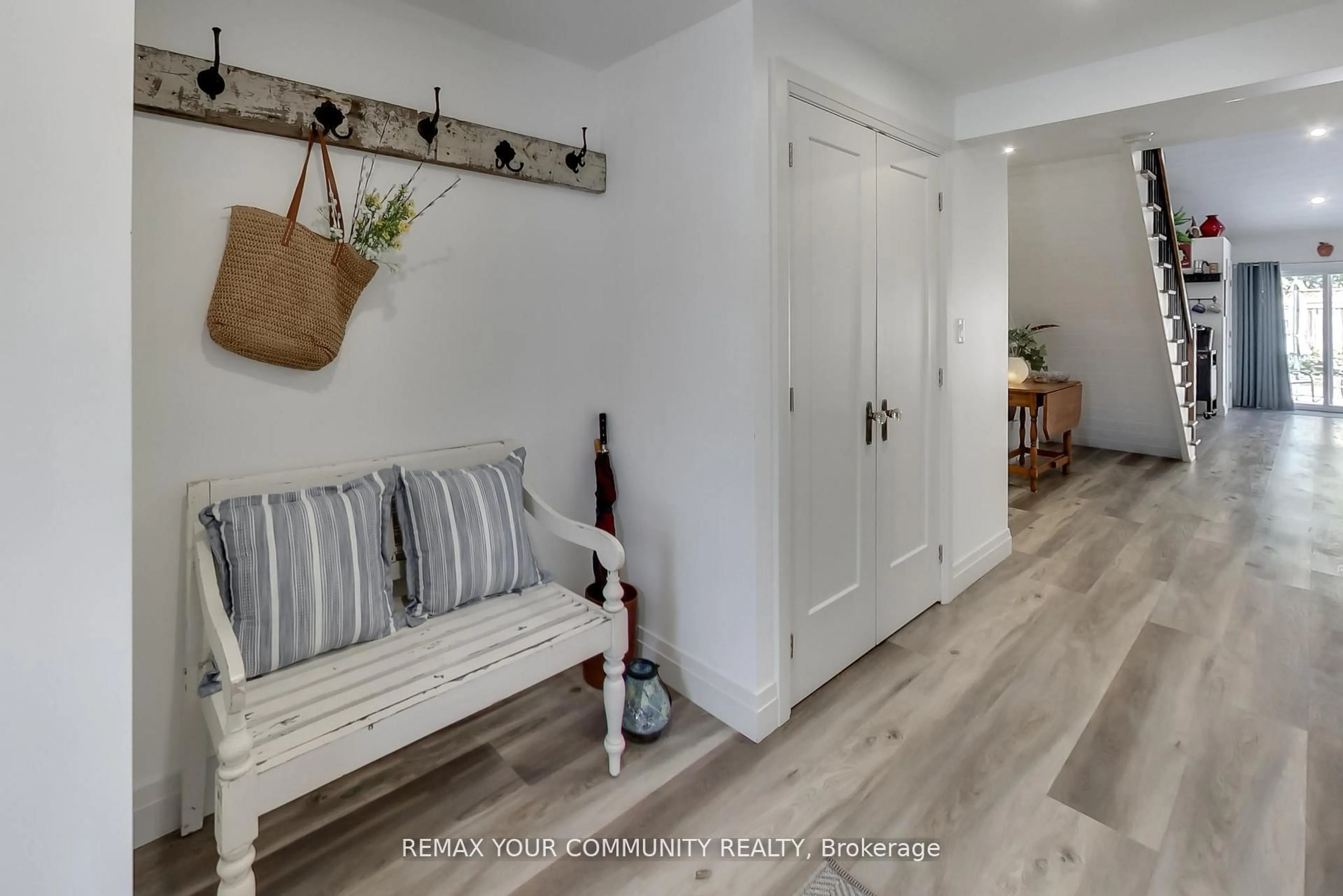 Indoor entryway for 826 Adams Rd, Innisfil Ontario L9S 4E1