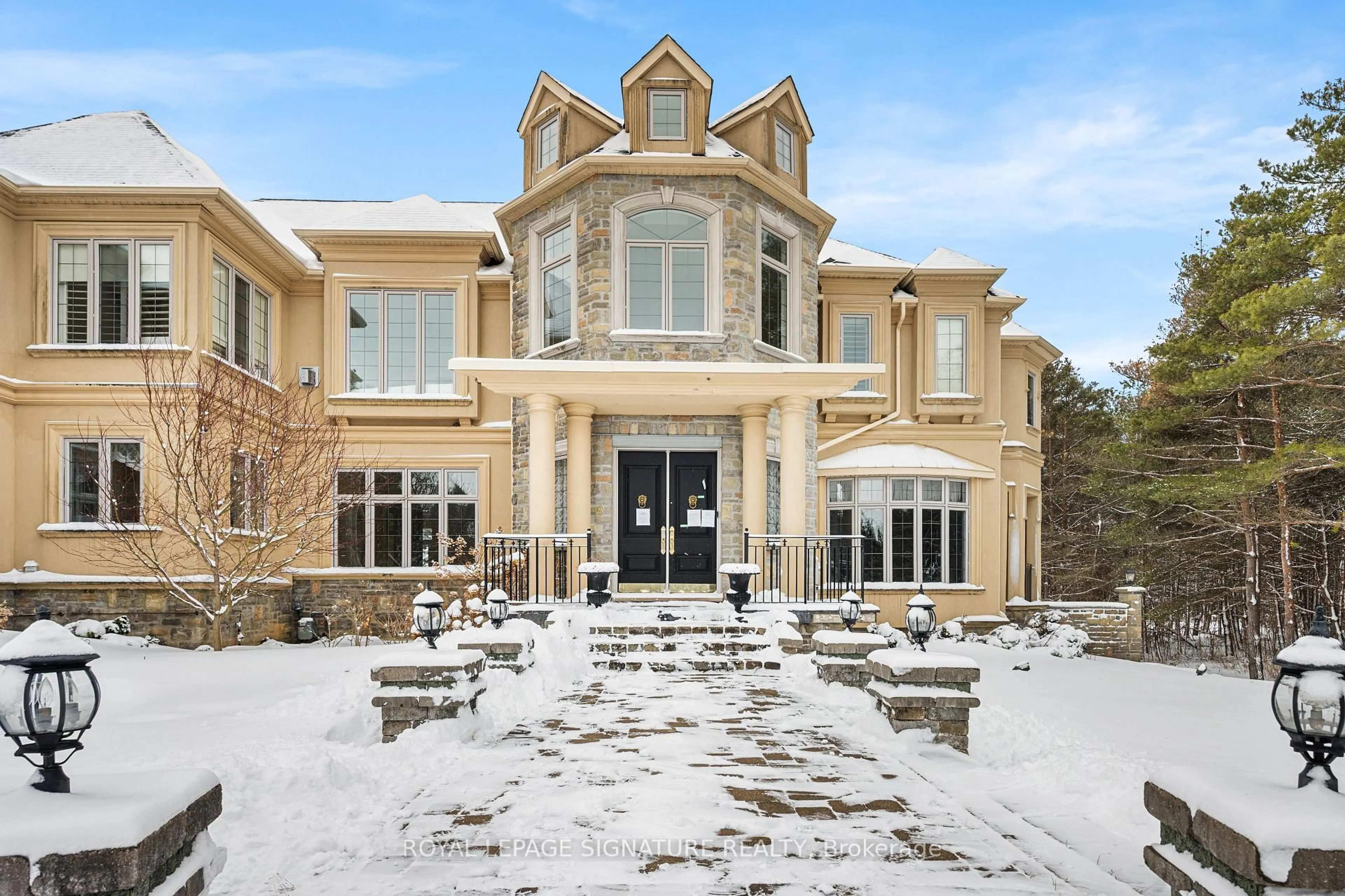 Indoor foyer for 8 Elia Dr, Whitchurch-Stouffville Ontario L4A 7X5