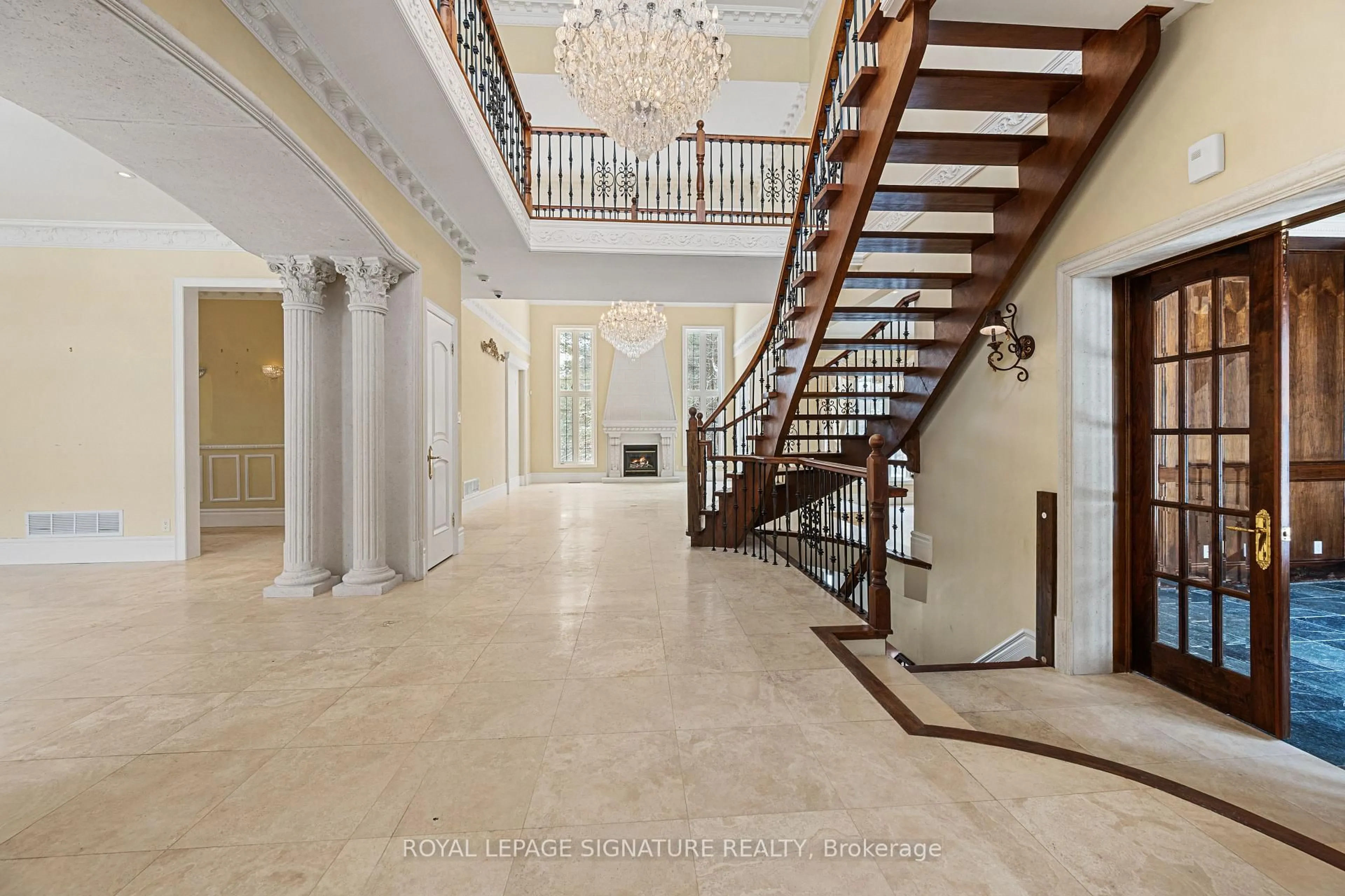 Indoor foyer for 8 Elia Dr, Whitchurch-Stouffville Ontario L4A 7X5