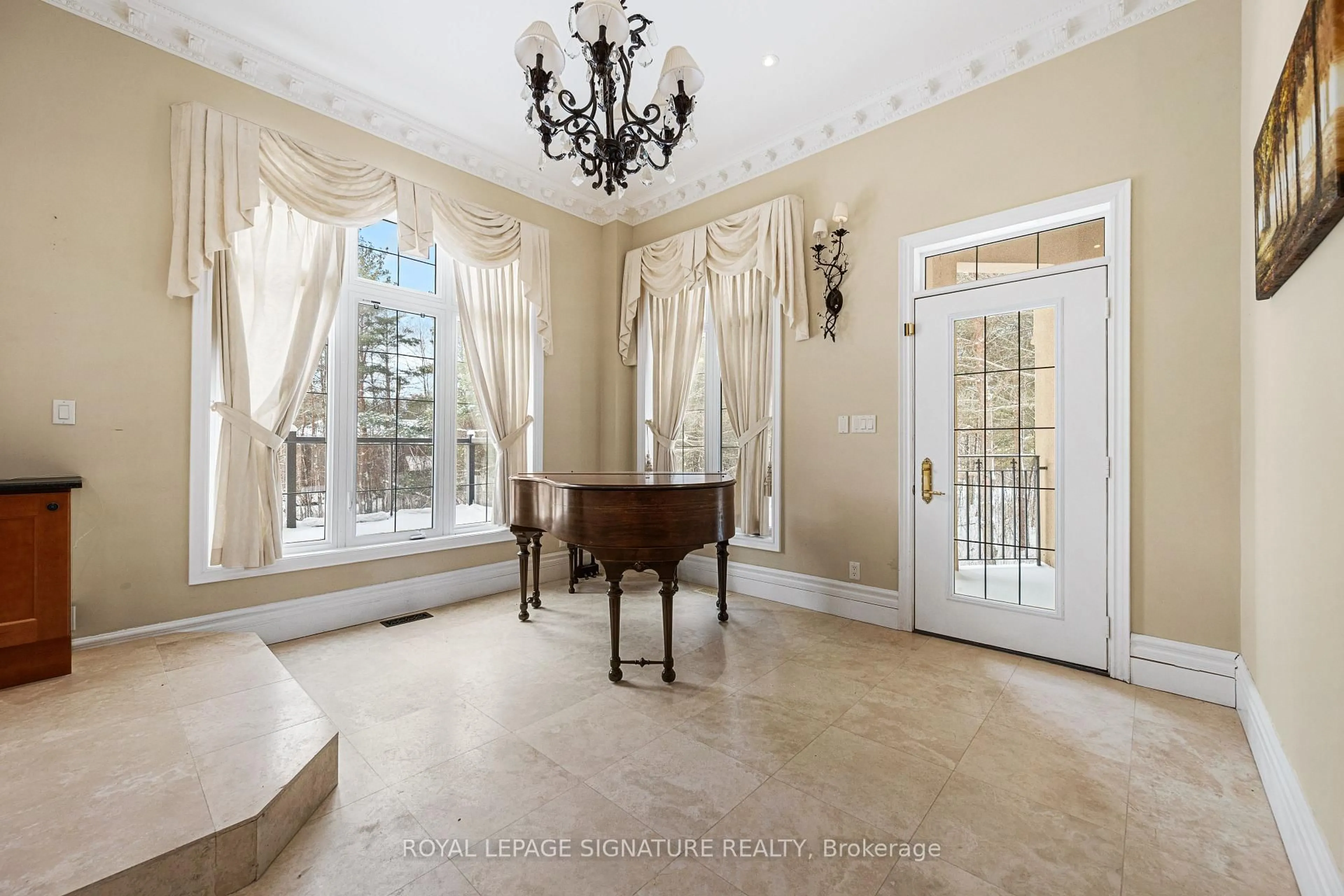 Indoor foyer for 8 Elia Dr, Whitchurch-Stouffville Ontario L4A 7X5