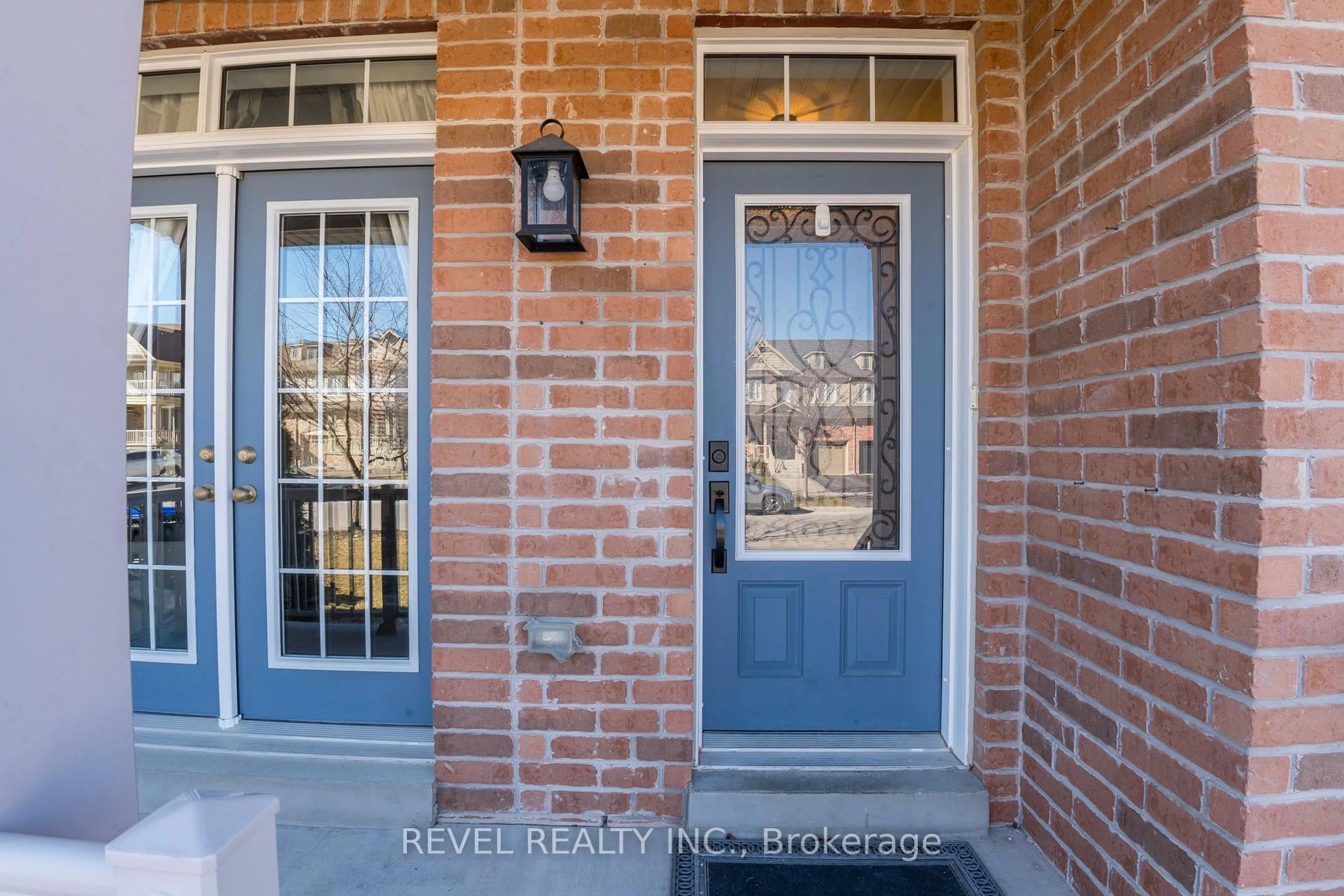 Indoor entryway for 18 Jackson Dr, New Tecumseth Ontario L0G 1W0