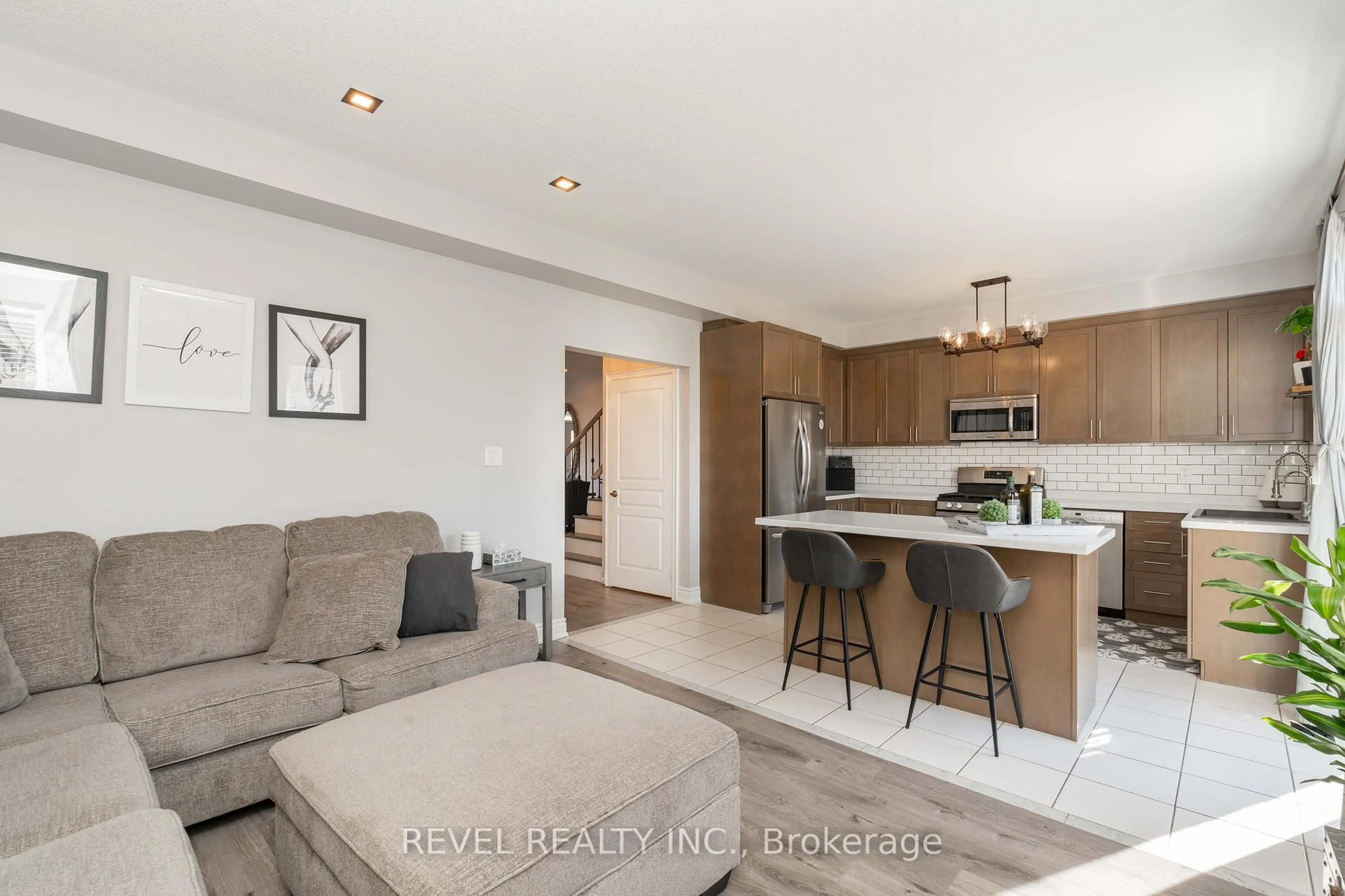 Open concept kitchen, unknown for 18 Jackson Dr, New Tecumseth Ontario L0G 1W0