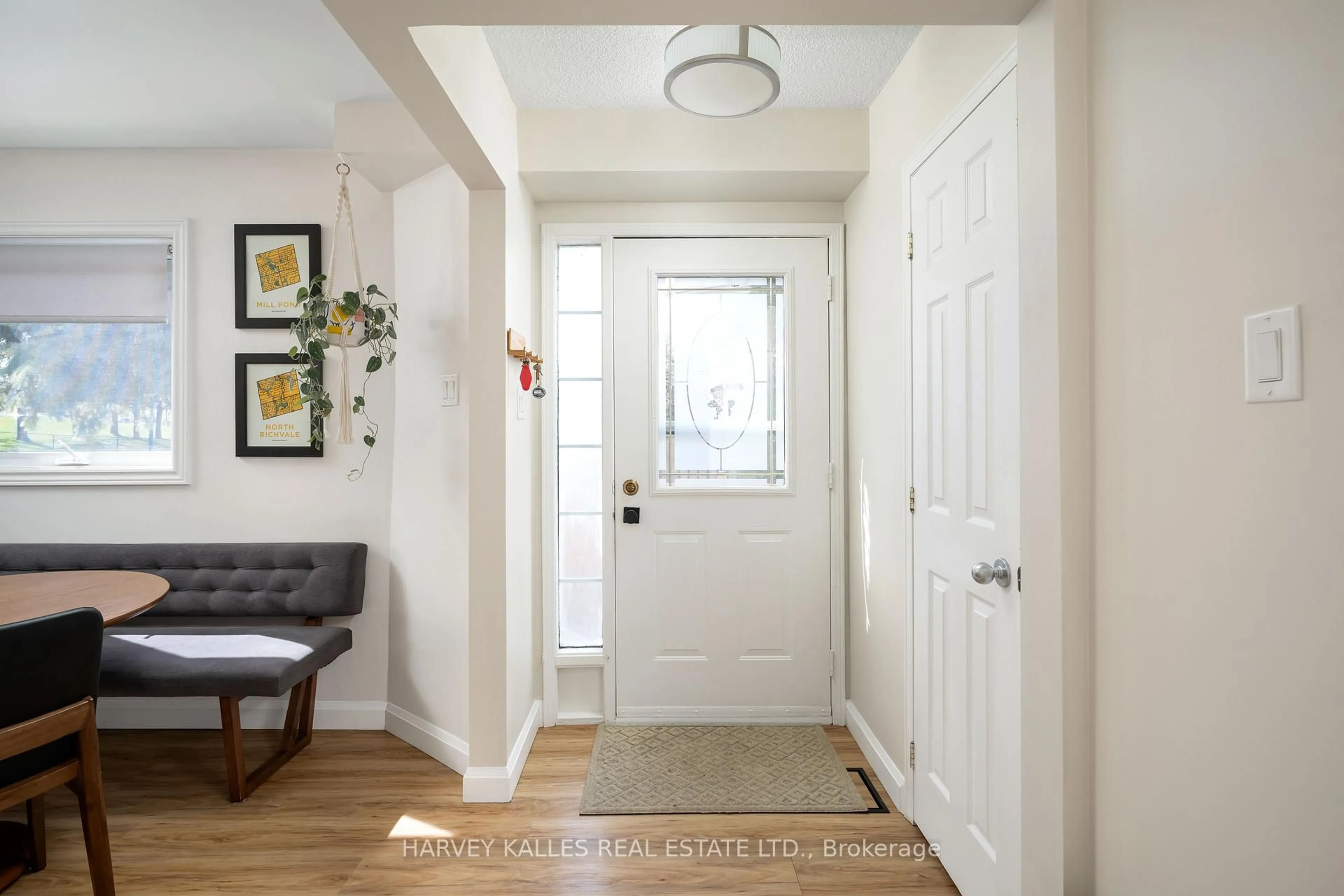 Indoor entryway for 510 Pickering Cres, Newmarket Ontario L3Y 8H1