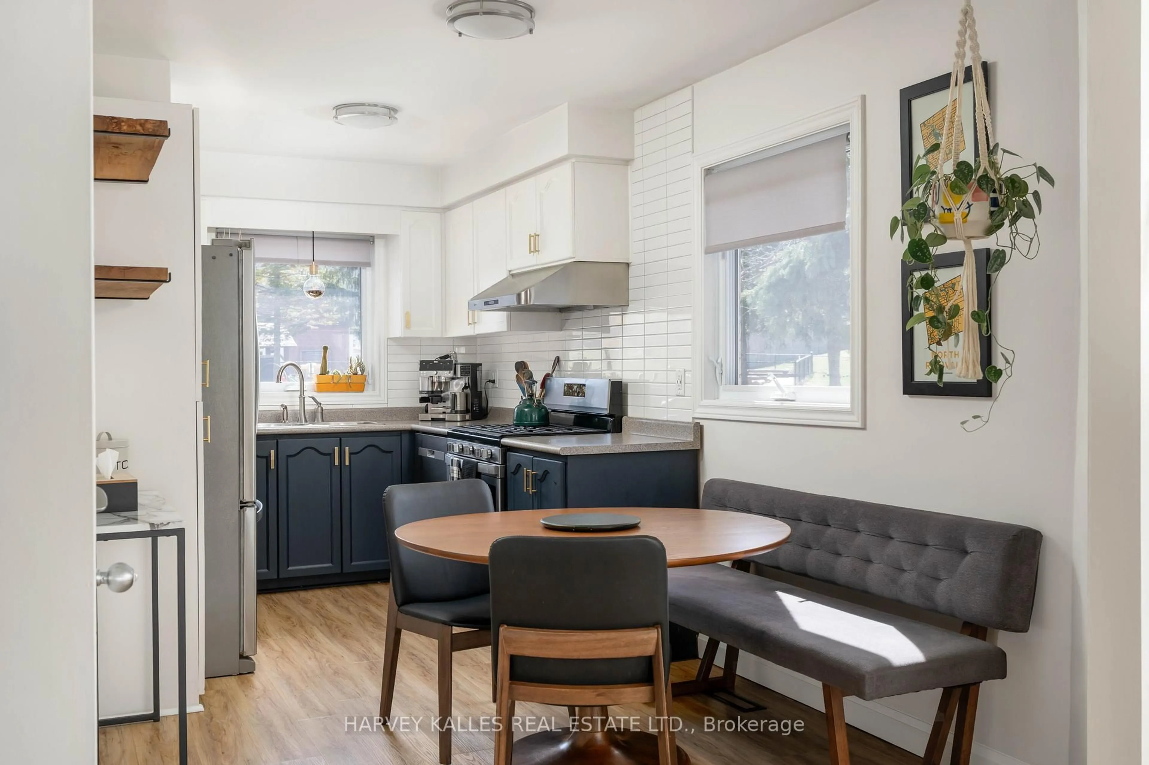 Open concept kitchen, unknown for 510 Pickering Cres, Newmarket Ontario L3Y 8H1