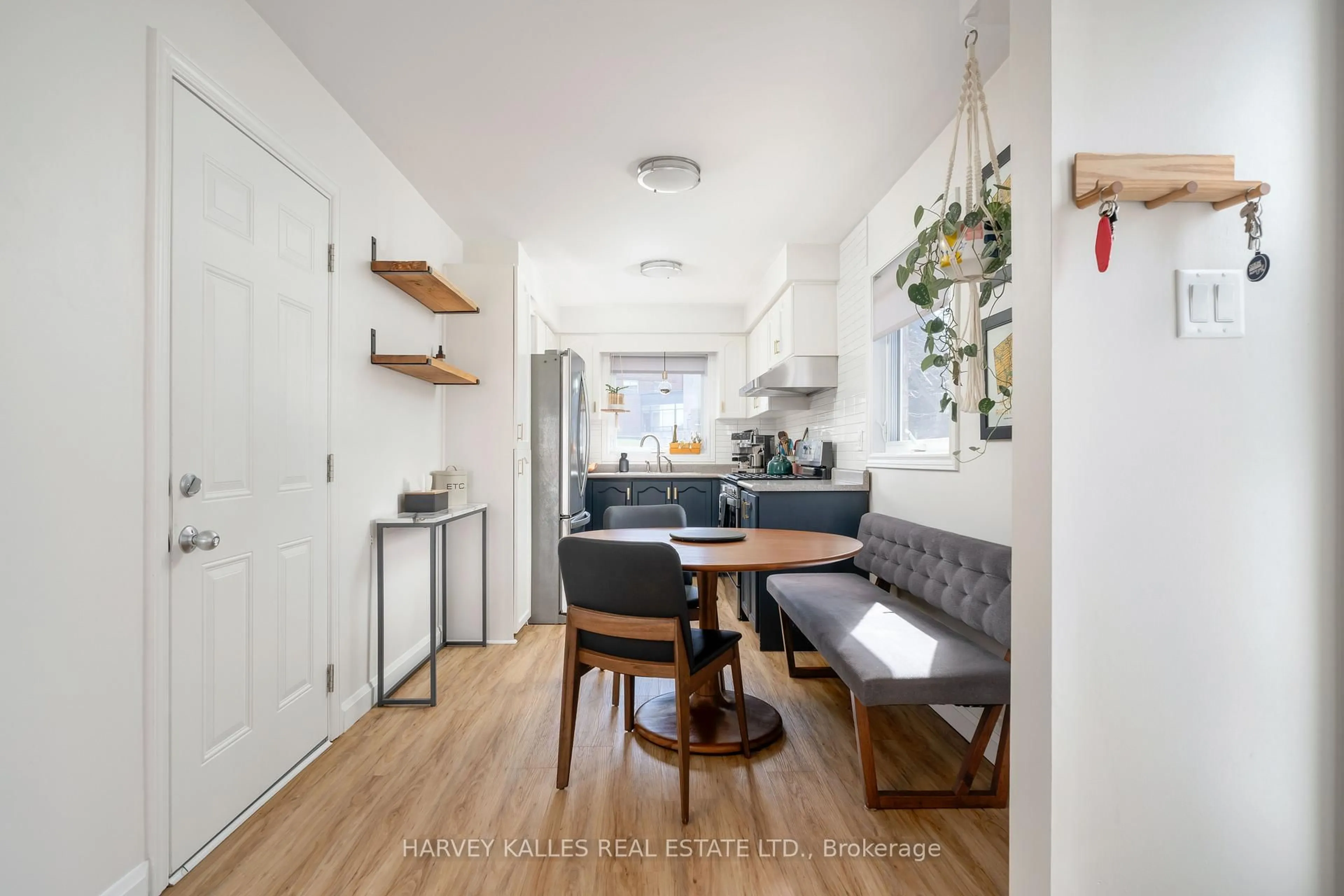 Open concept kitchen, unknown for 510 Pickering Cres, Newmarket Ontario L3Y 8H1