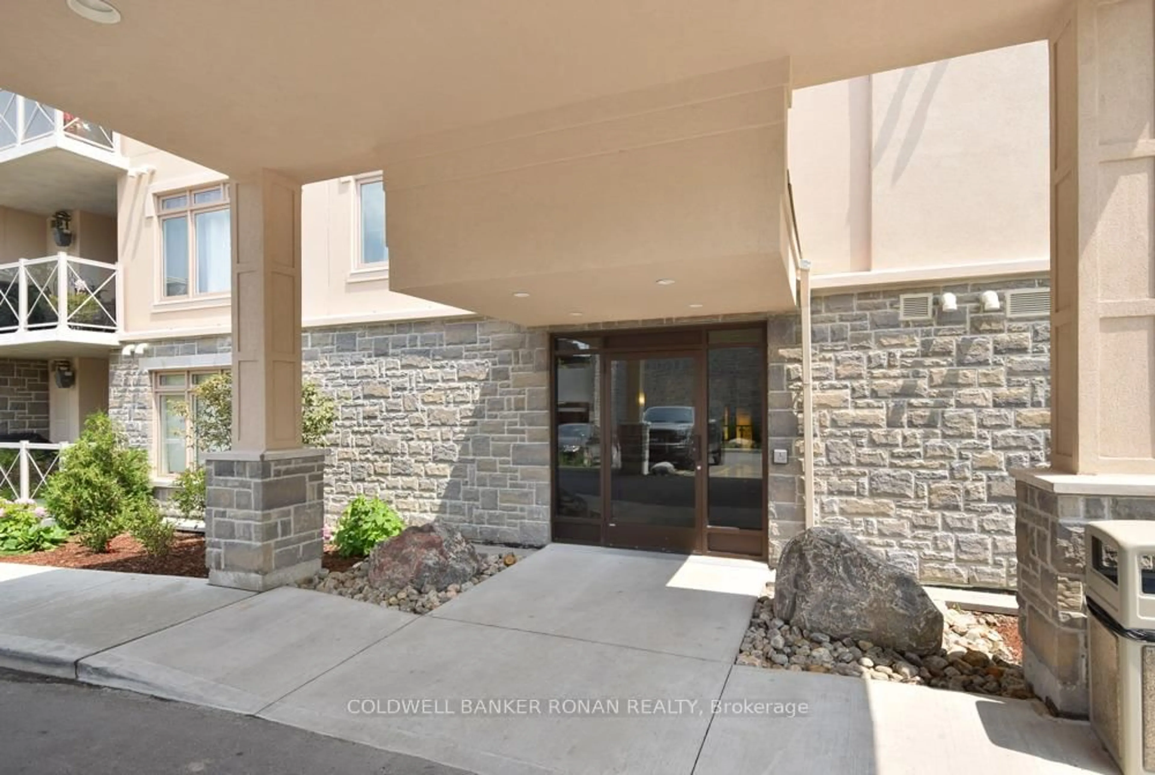 Indoor foyer for 149 Church St #401, King Ontario L0G 1T0