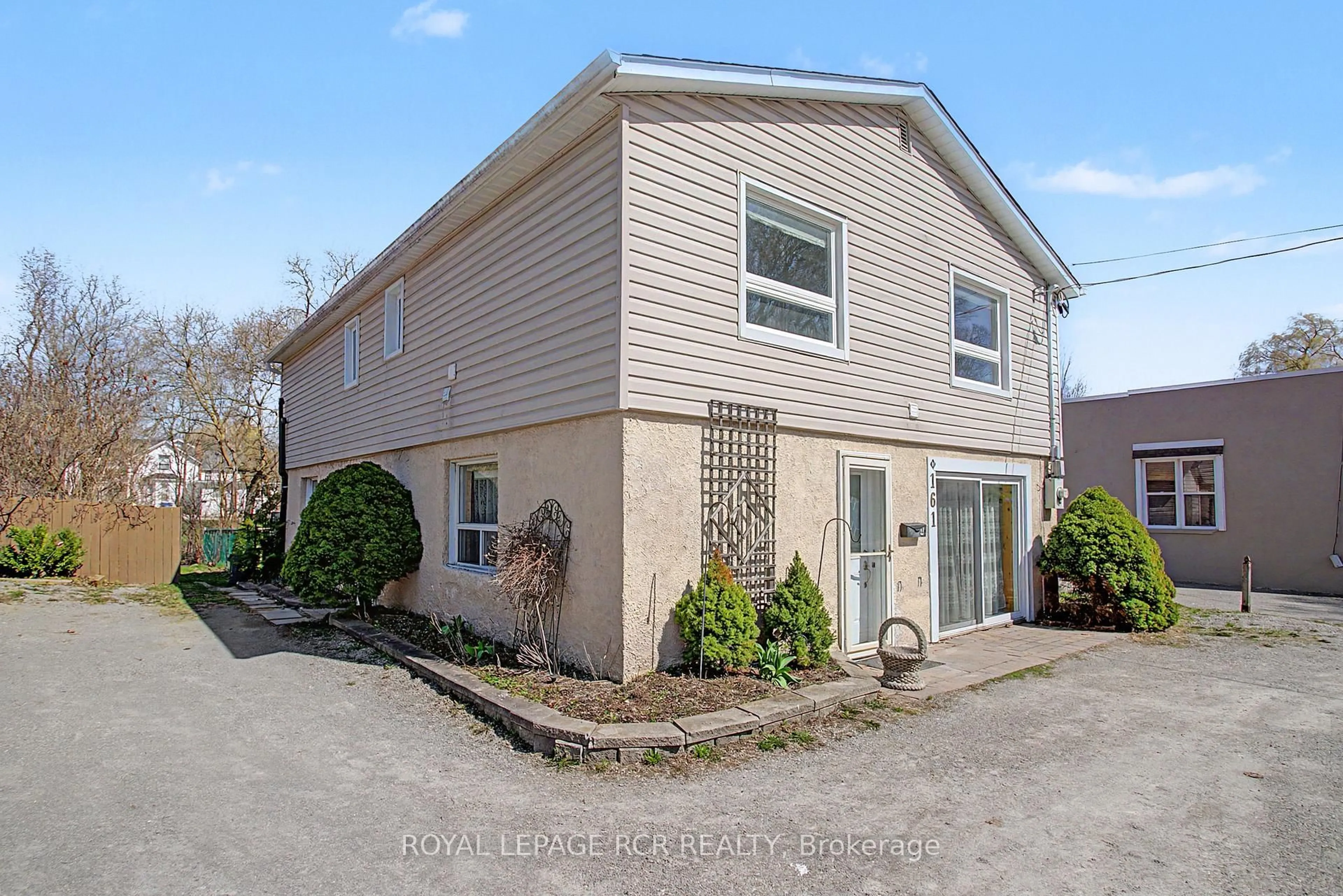 A pic from outside/outdoor area/front of a property/back of a property/a pic from drone, street for 161 Charlotte St, Newmarket Ontario L3Y 3S7