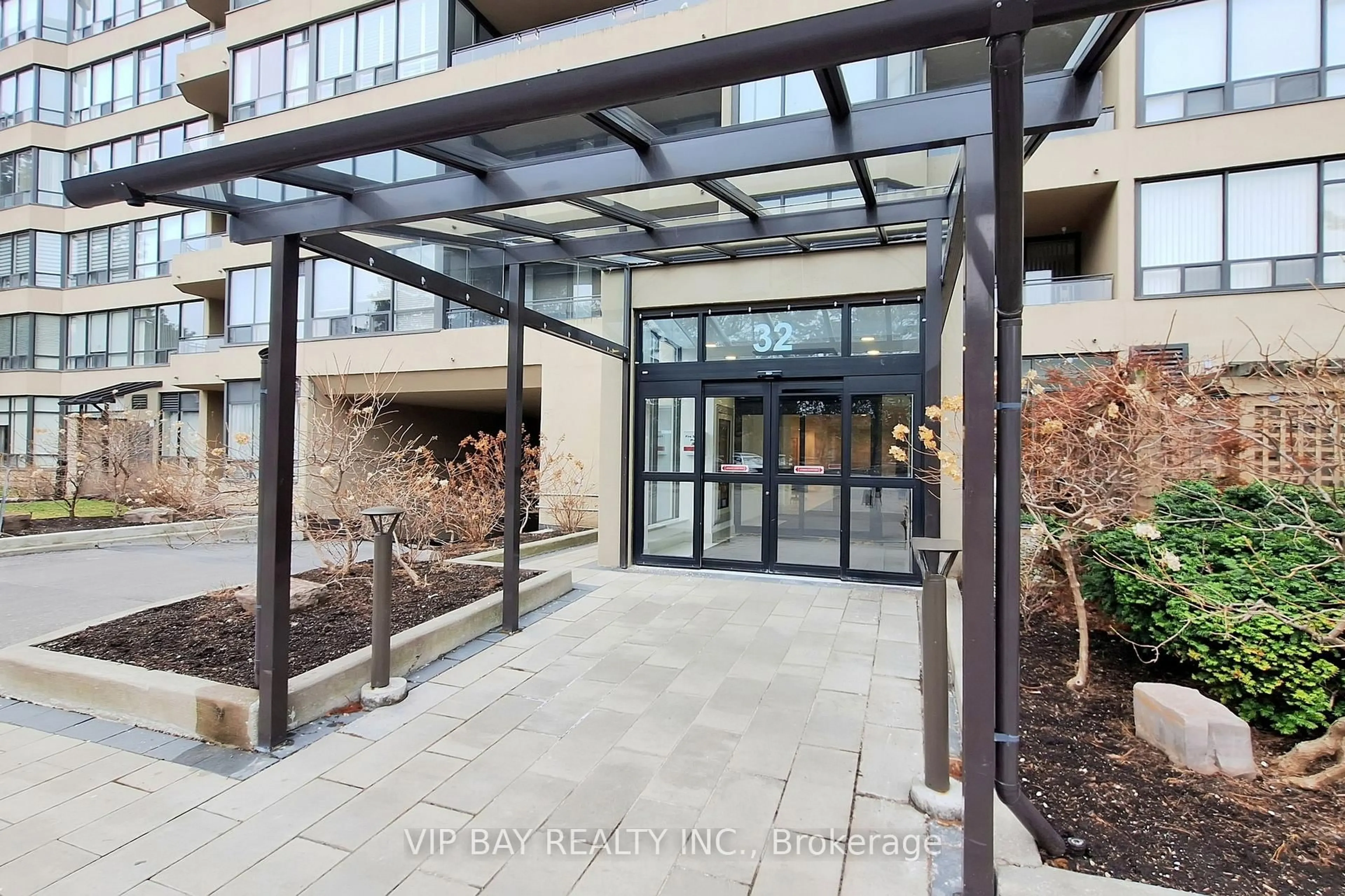 Indoor foyer for 32 Clarissa Dr #524, Richmond Hill Ontario L4C 9R7