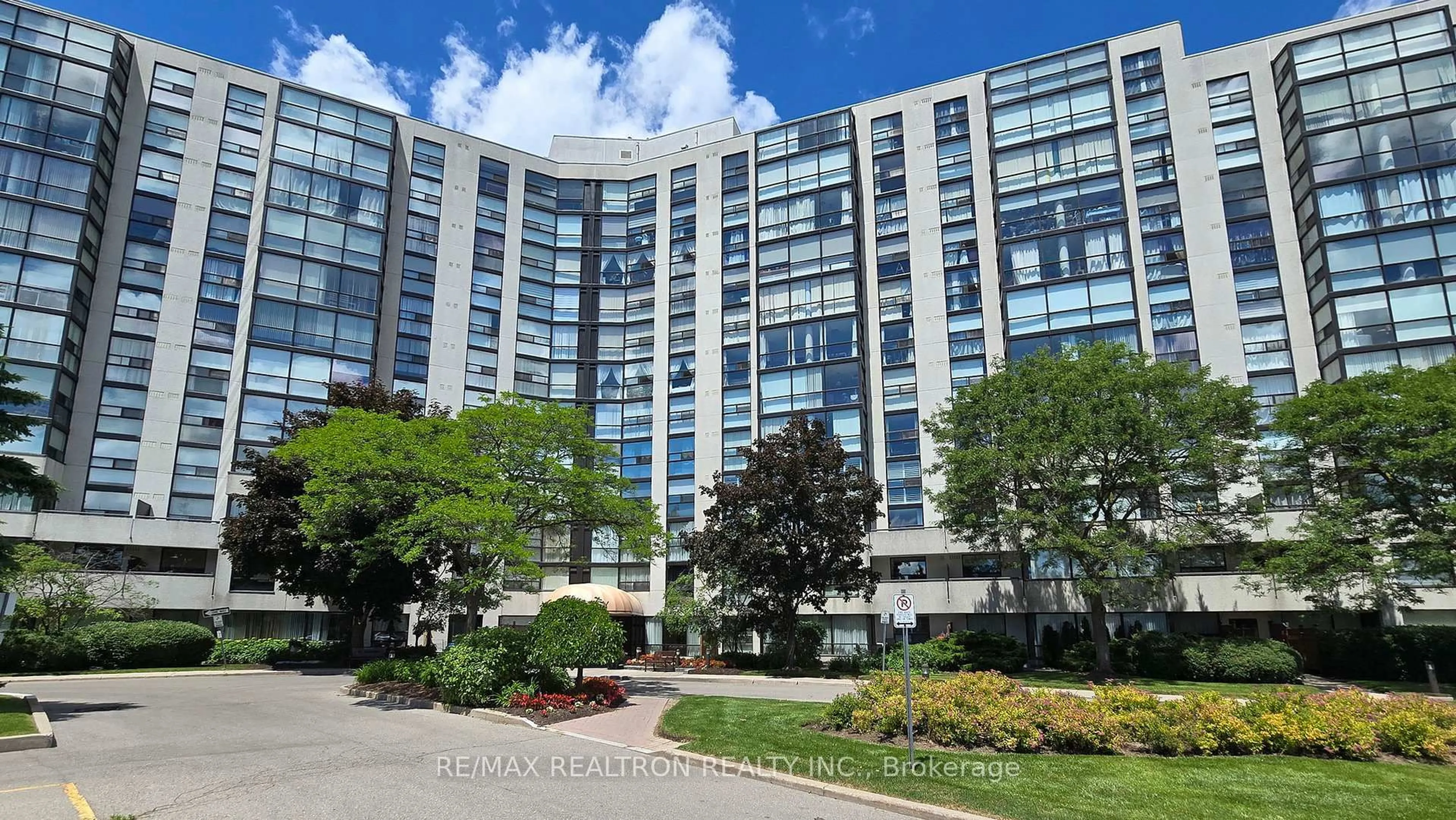 Indoor foyer for 40 Harding Blvd #404, Richmond Hill Ontario L4C 9S5