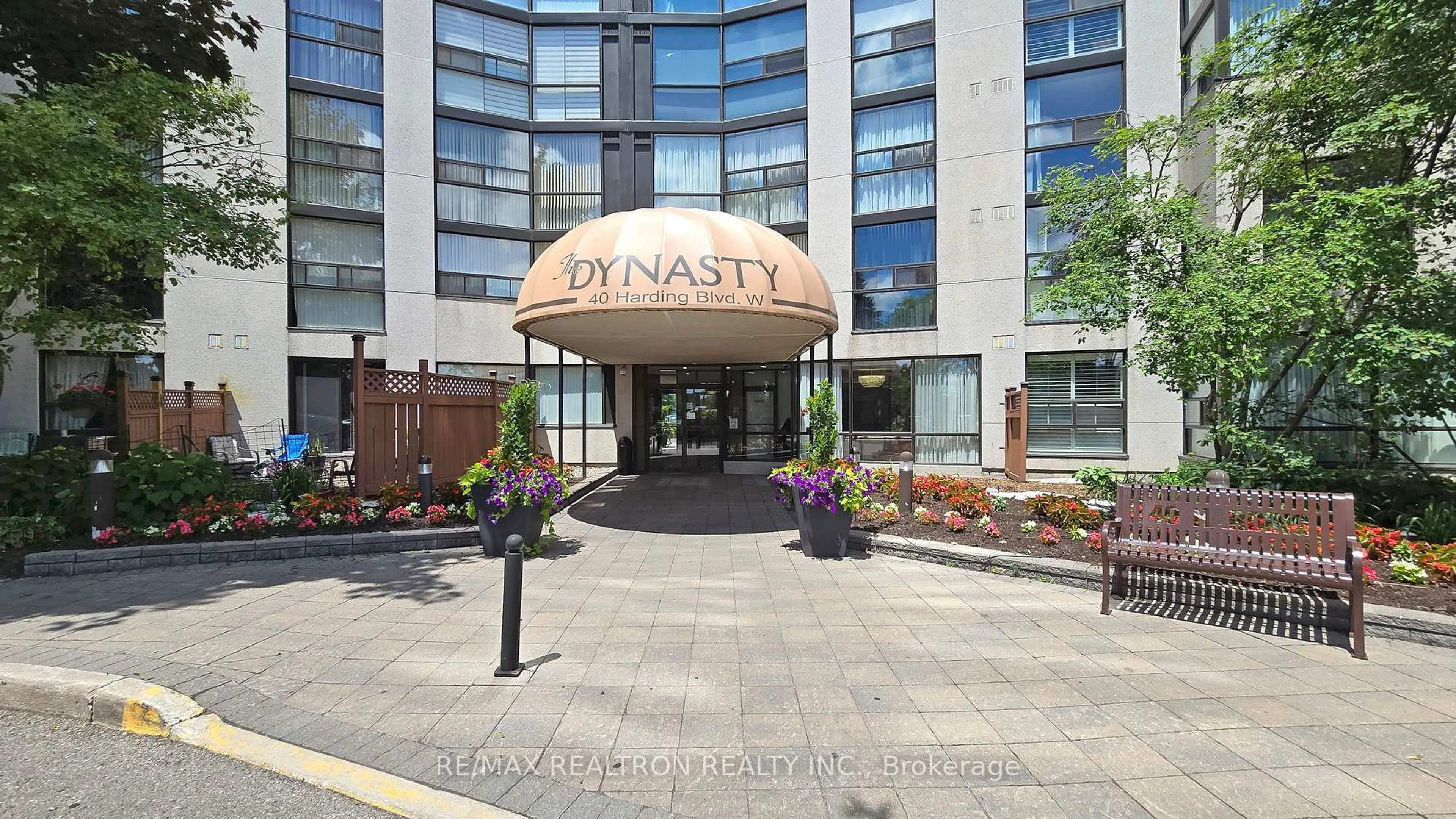 Indoor foyer for 40 Harding Blvd #404, Richmond Hill Ontario L4C 9S5