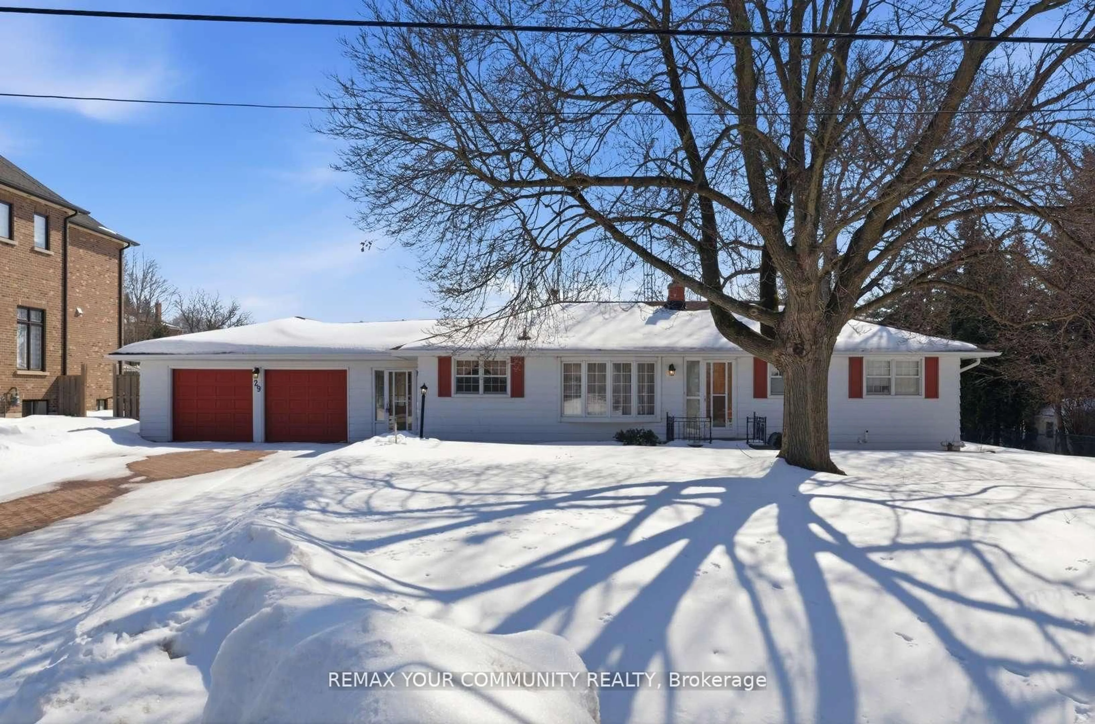 A pic from outside/outdoor area/front of a property/back of a property/a pic from drone, street for 29 Patricia Dr, King Ontario L7B 1H5