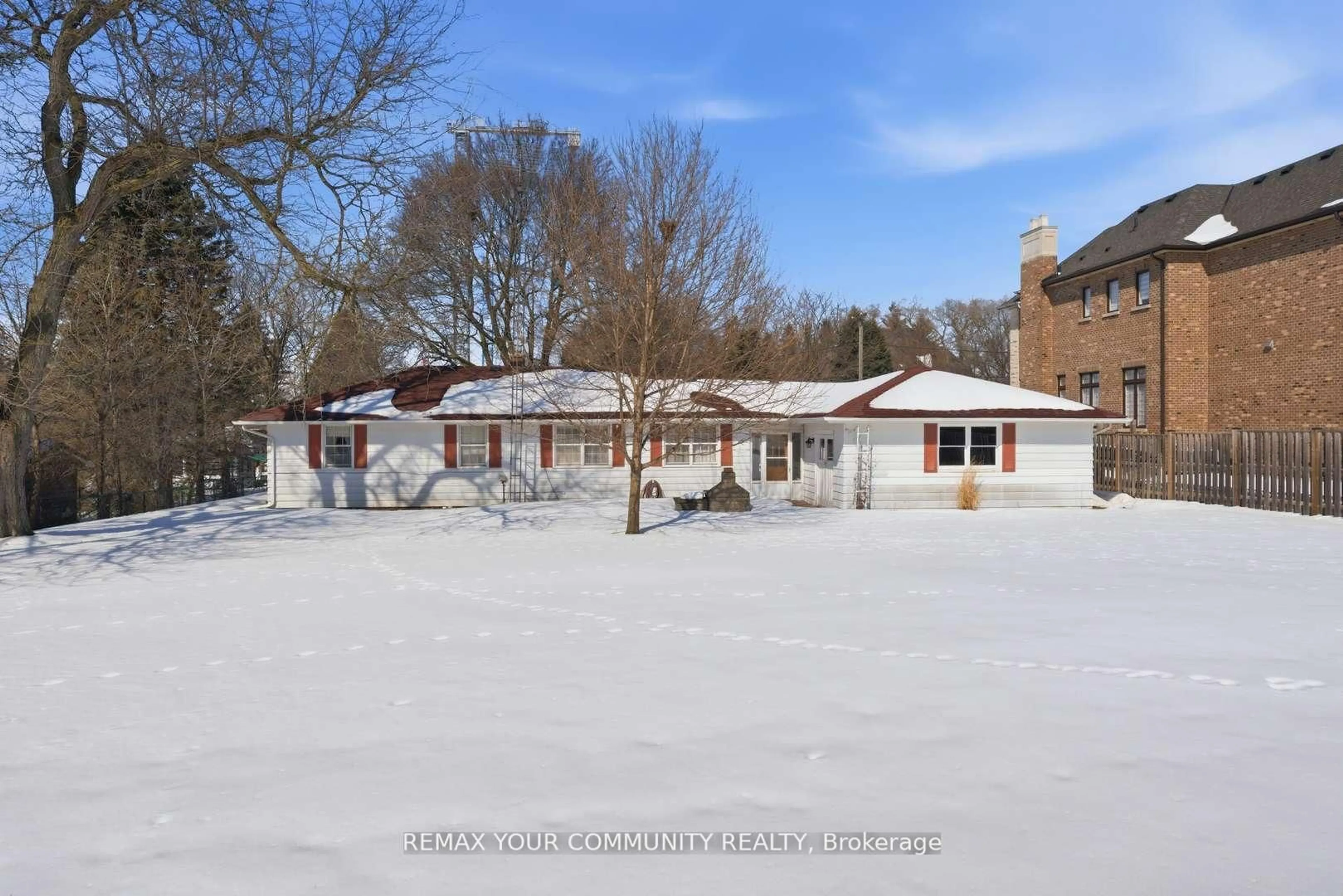 A pic from outside/outdoor area/front of a property/back of a property/a pic from drone, street for 29 Patricia Dr, King Ontario L7B 1H5