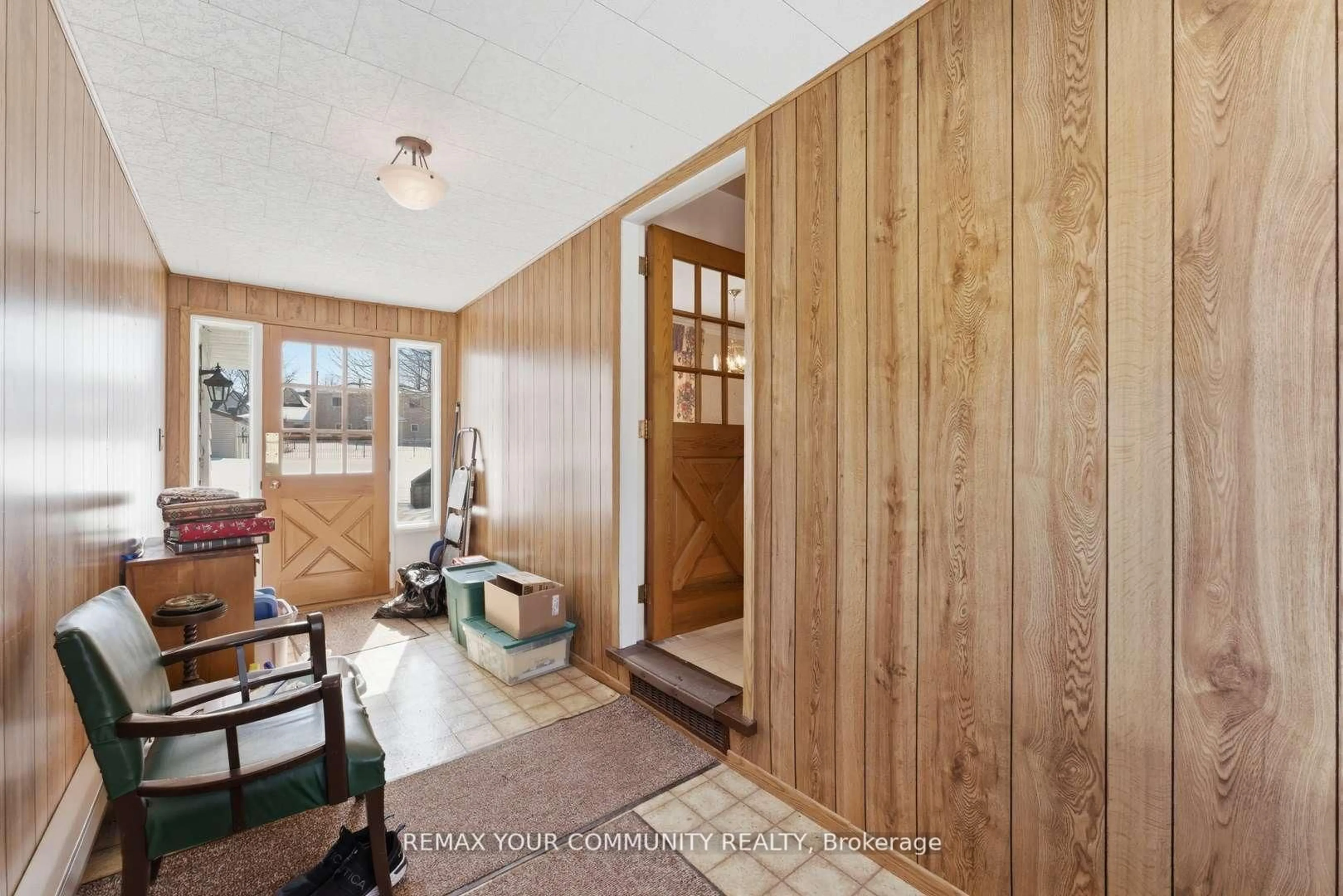 Indoor entryway for 29 Patricia Dr, King Ontario L7B 1H5