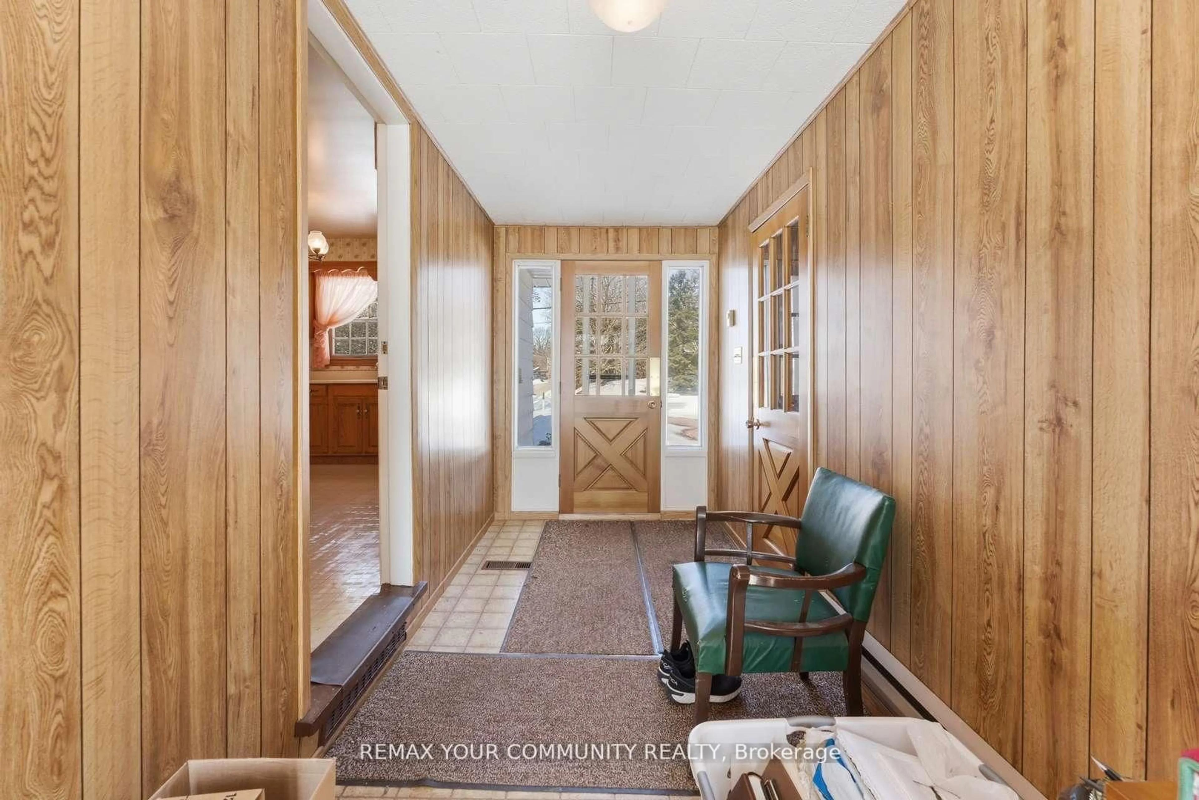 Indoor entryway for 29 Patricia Dr, King Ontario L7B 1H5