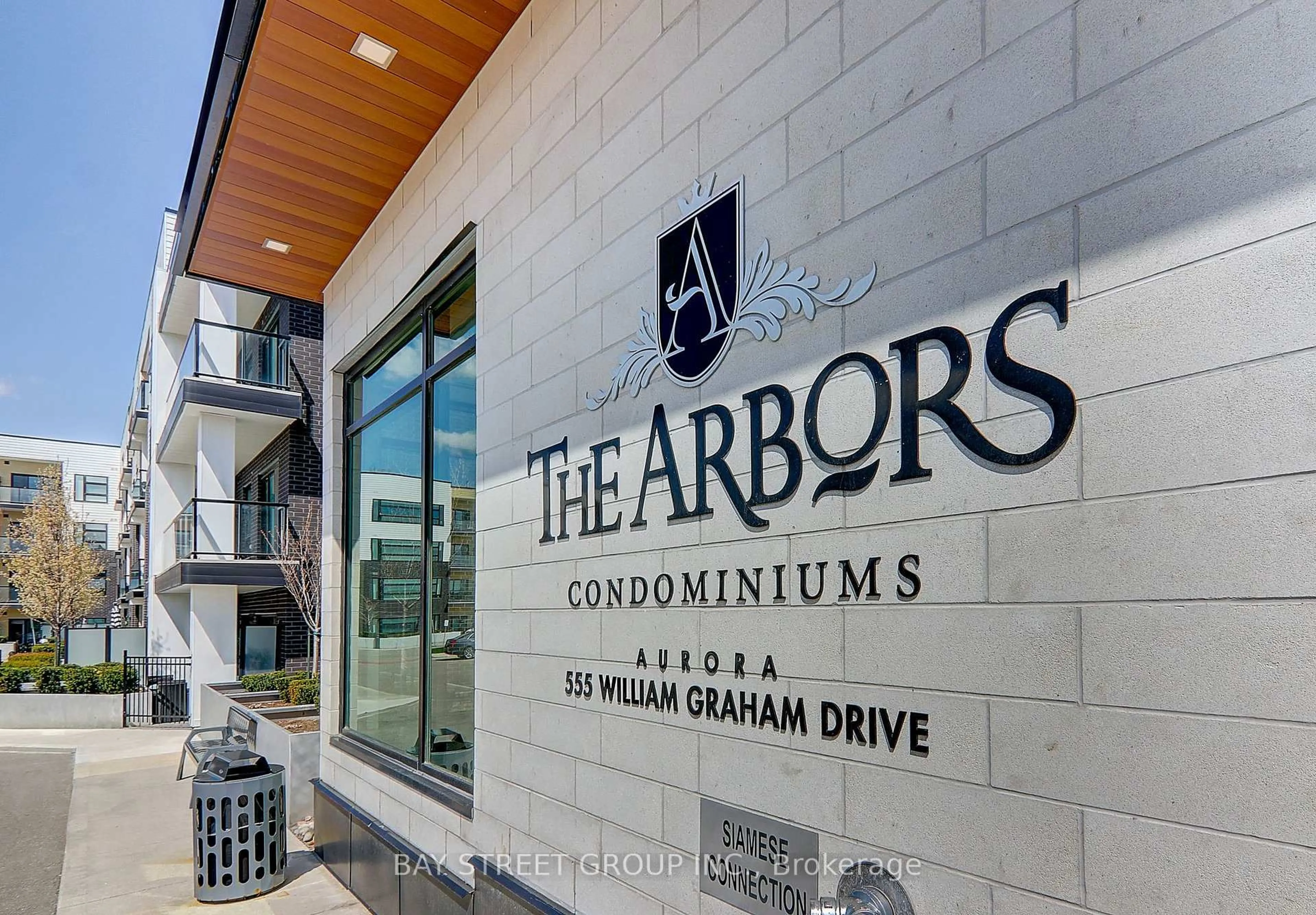 Indoor foyer for 555 William Graham Dr #348, Aurora Ontario L4G 4H9