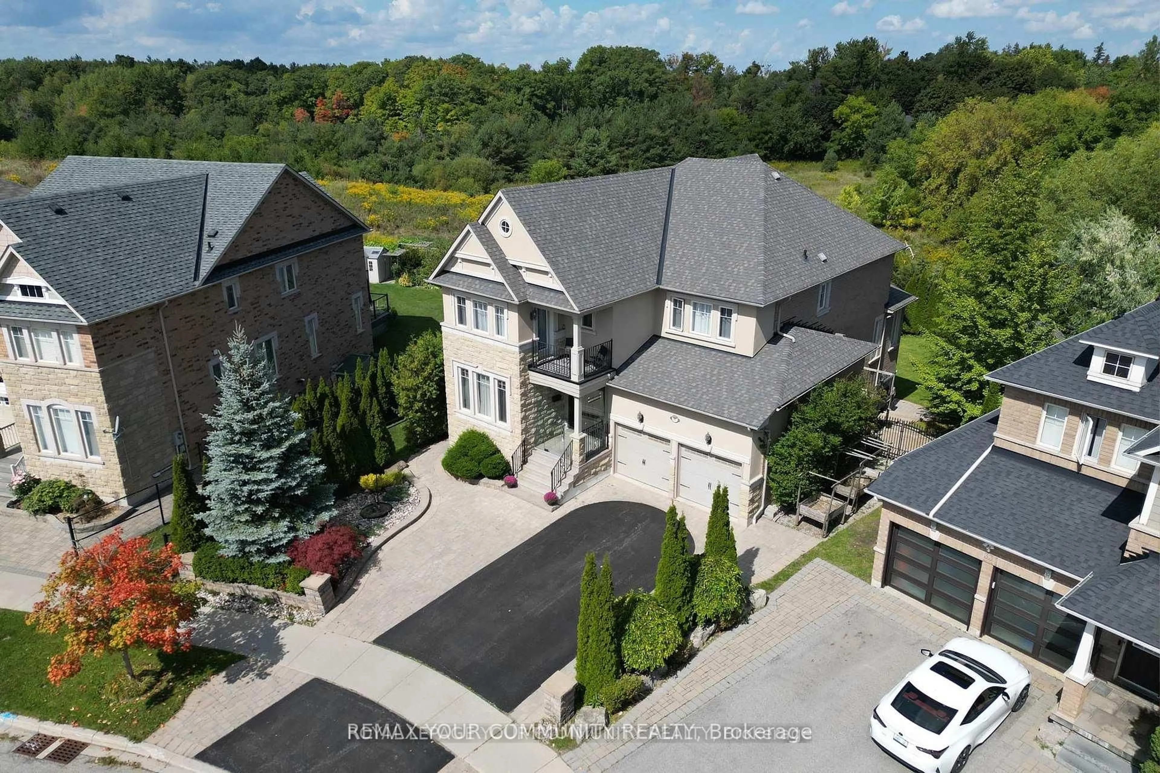 A pic from outside/outdoor area/front of a property/back of a property/a pic from drone, street for 35 VANDERVOORT Dr, Richmond Hill Ontario L4E 0C7