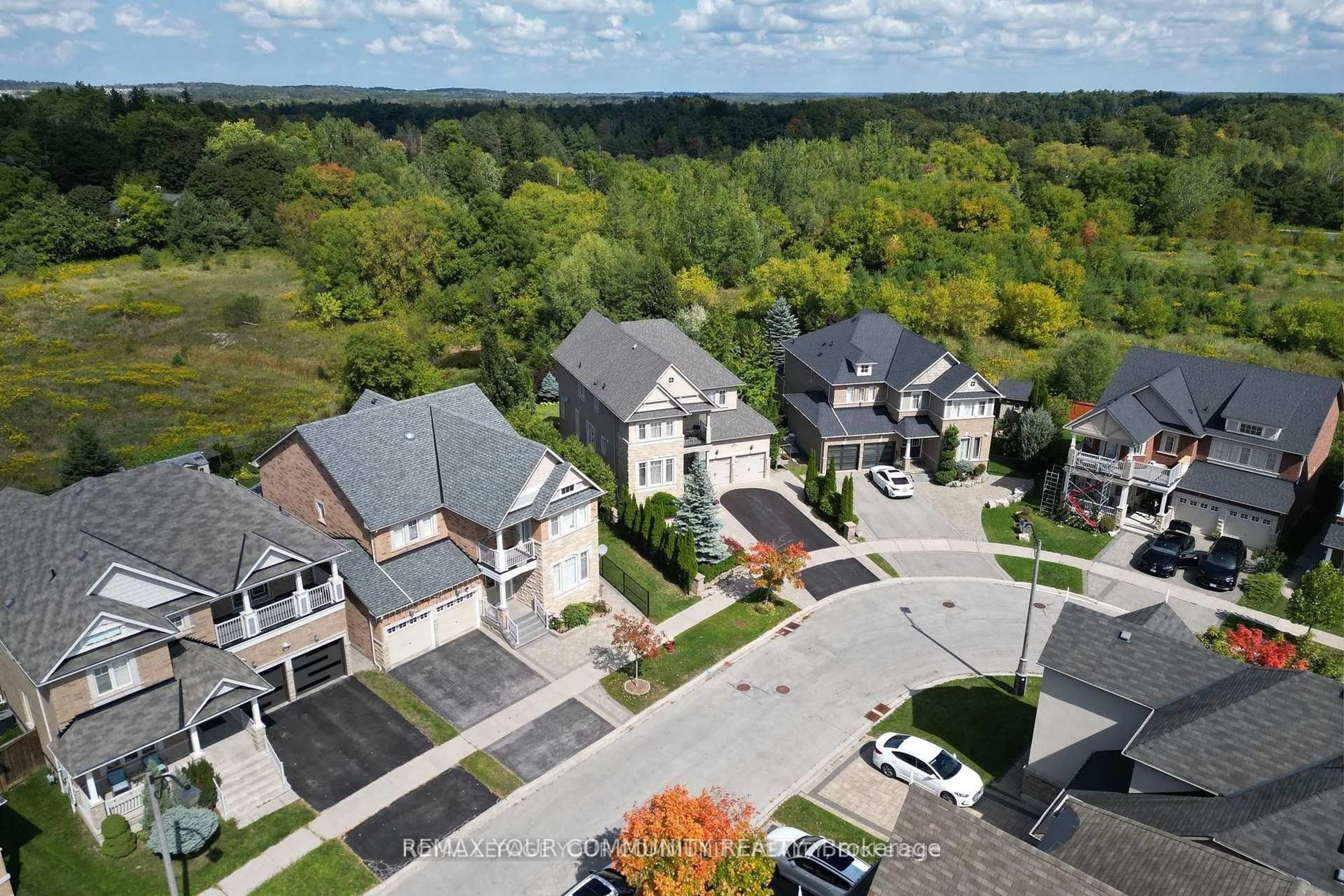 A pic from outside/outdoor area/front of a property/back of a property/a pic from drone, street for 35 VANDERVOORT Dr, Richmond Hill Ontario L4E 0C7