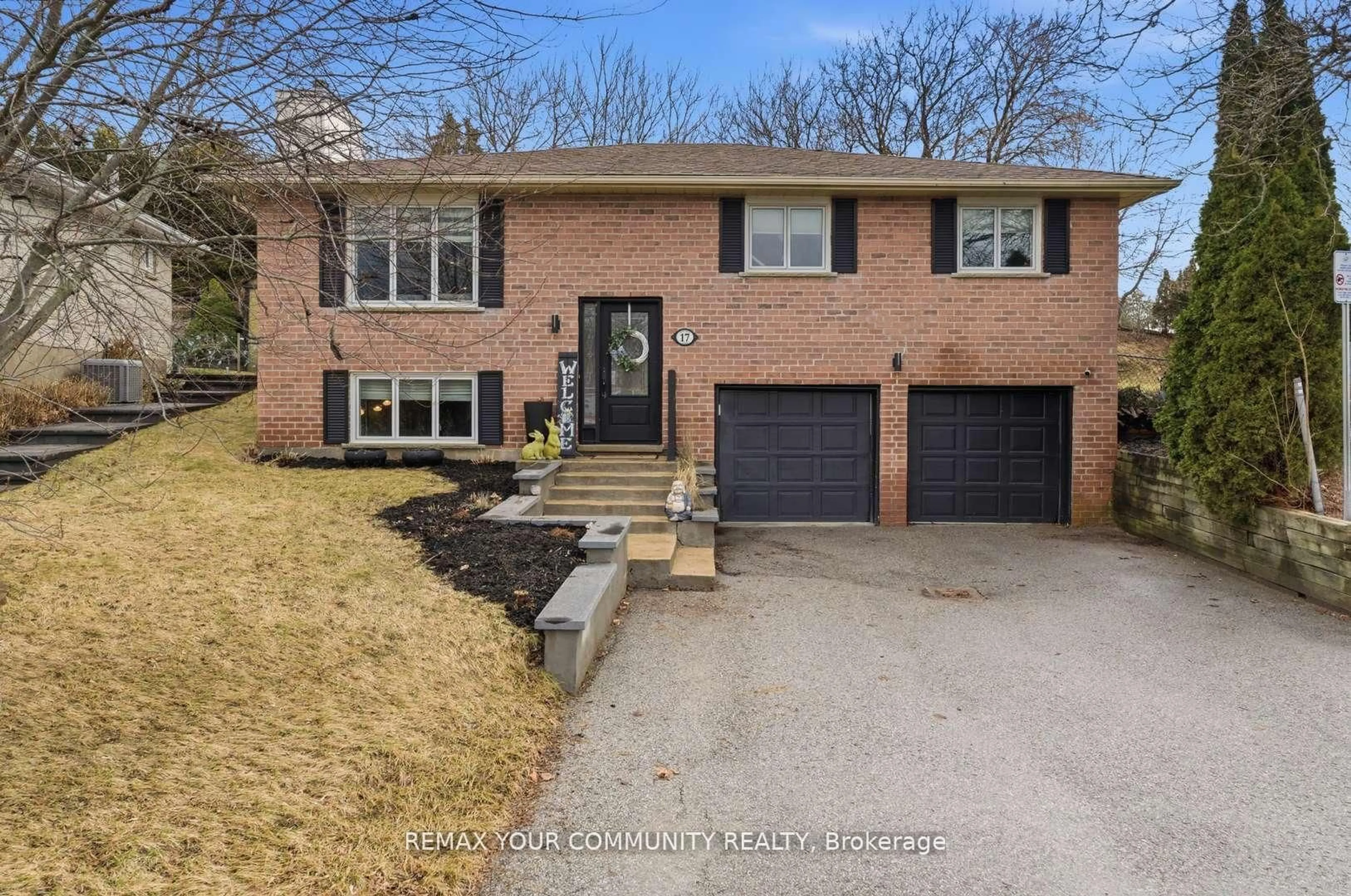 Home with brick exterior material, street for 17 Fox Run Lane, Bradford West Gwillimbury Ontario L3Z 2J1